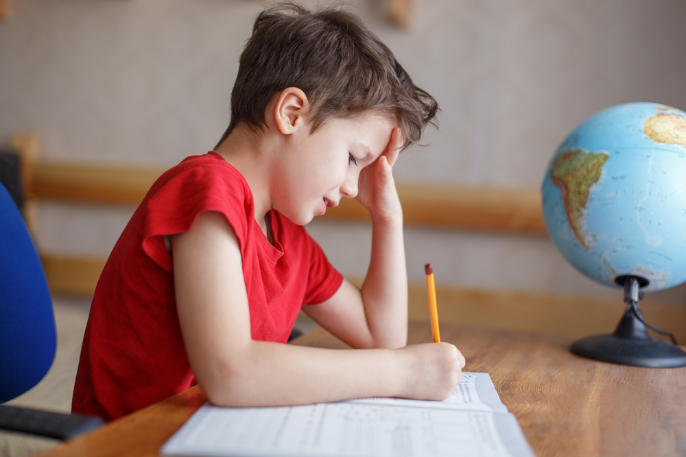 No debemos olvidar que los niños necesitan recreación y tiempo libre. Está bien estimularlos con actividades, pero no debemos sobrecargarlos. (Foto Prensa Libre: Shutterstock)