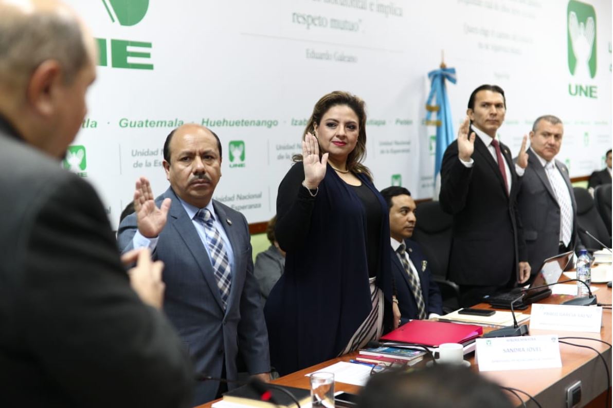 Sandra Jovel, ministra de relaciones exteriores, al centro acompañada de otros funcionarios en la citación con diputados. (Foto Prensa Libre: Carlos Hernández)