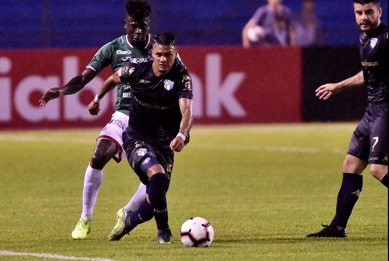 Jorge Vargas conduce el balón en una acción en el partido contra Marathón. (Foto Prensa Libre: EFE).