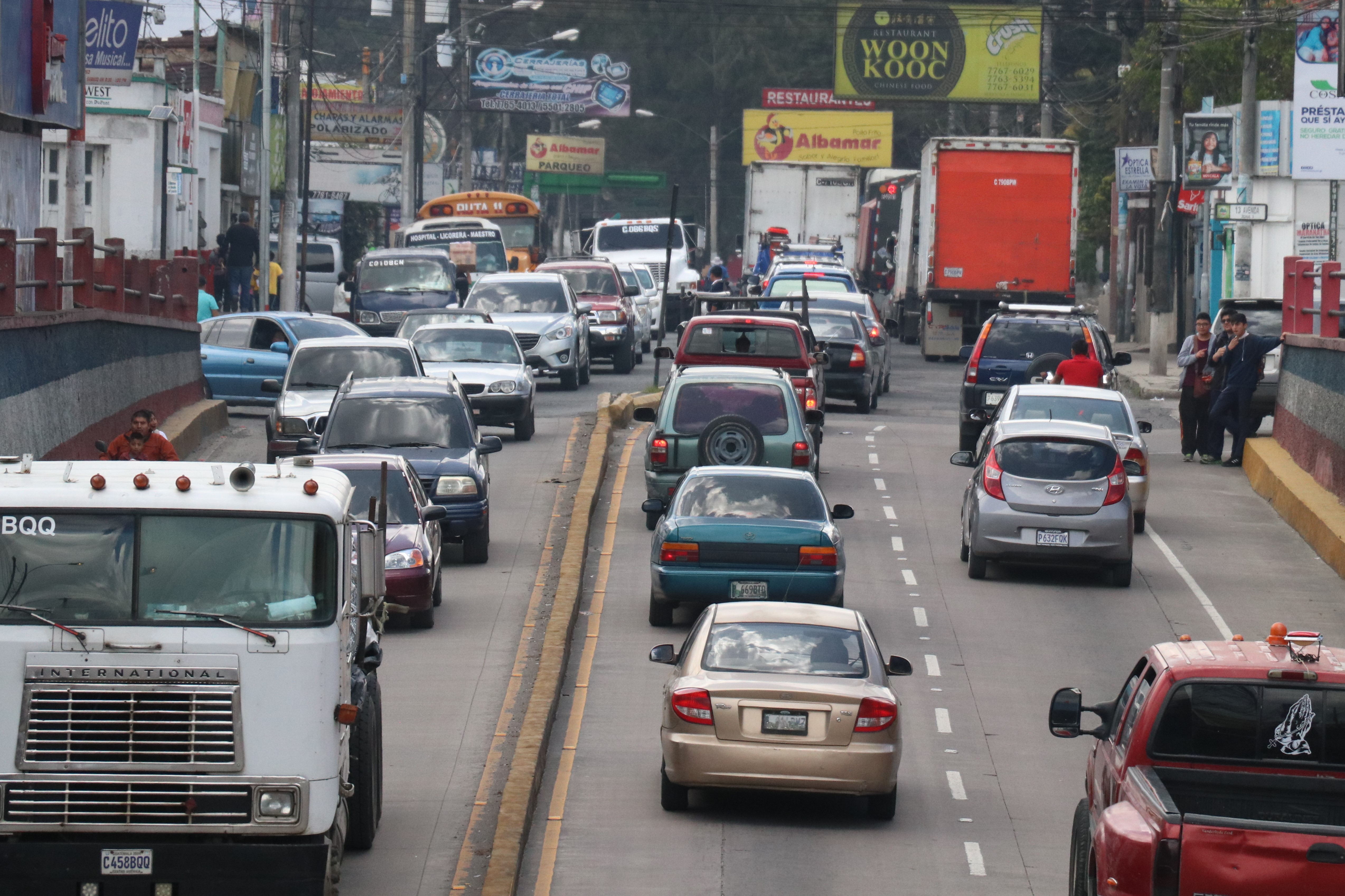 Las horas más complicadas siguen siendo al medio día y al comenzar la noche. (Foto Prensa Libre: Raúl Juárez)