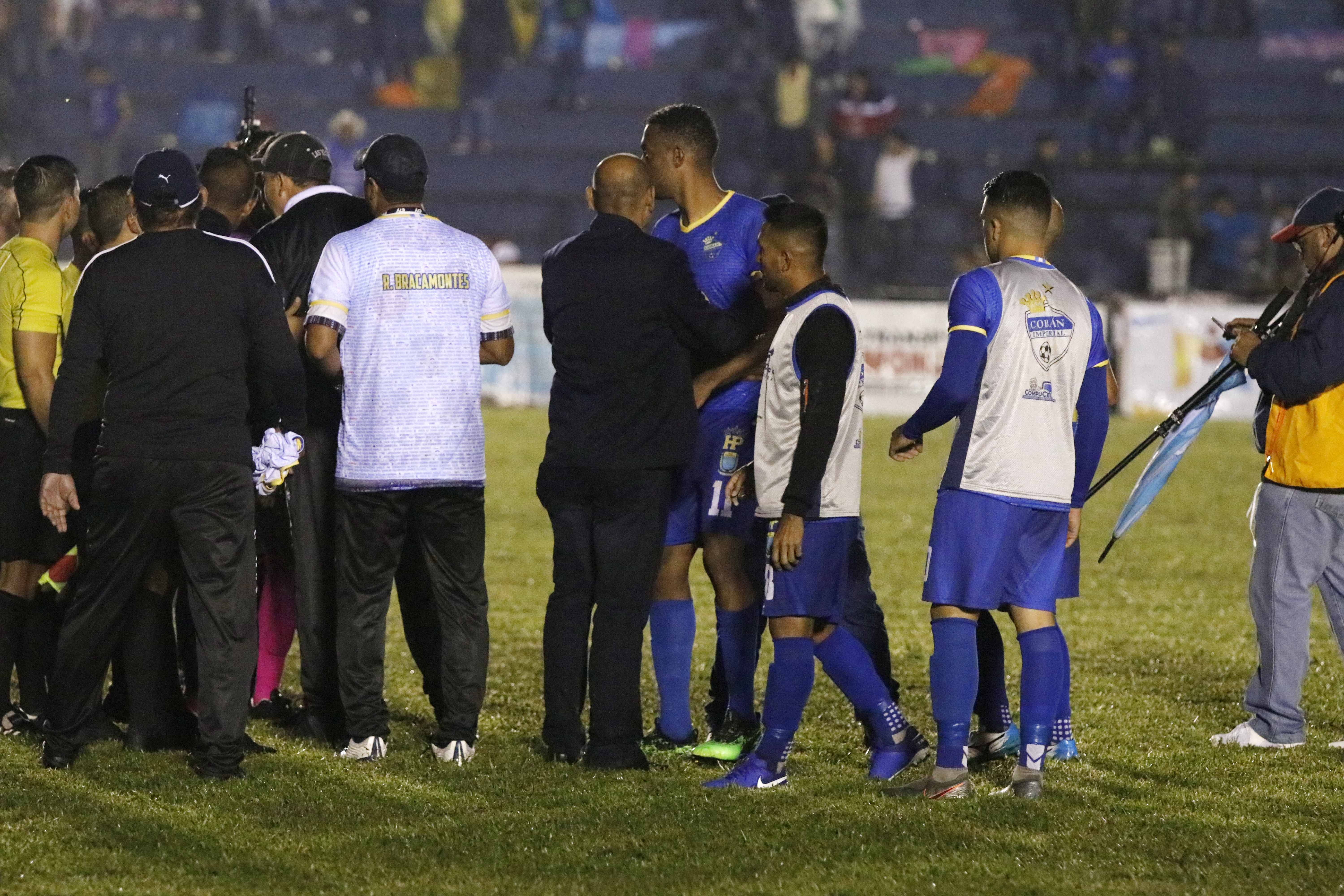 El técnico Jorge Rodríguez detiene a Josué Mitchell que se dirige a la terna arbitral, al final del encuentro de Cobán Imperial contra Xelajú. (Foto Prensa Libre: Eduardo Sam)