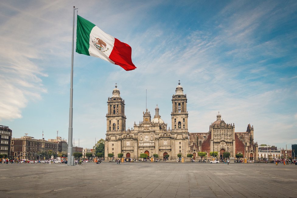 En la Ciudad de México el Zócalo es la Plaza de la Constitución.