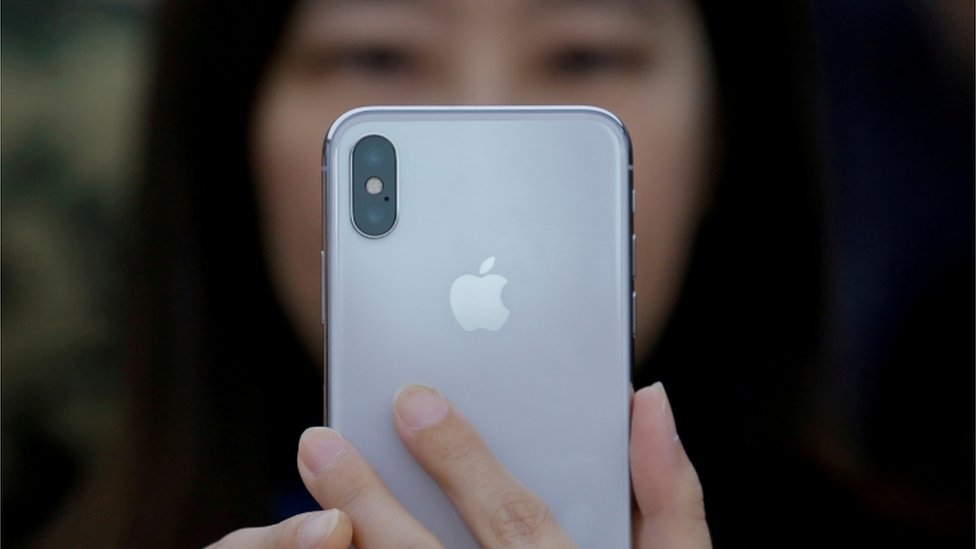  
Derechos de autor de la imagen
Reuters
Image caption
Según Apple, el hackeo de iPhones denunciado por Google se concentró exclusivamente en la comunidad uigur, una minoría étnica en la mira de las autoridades chinas. REUTERS