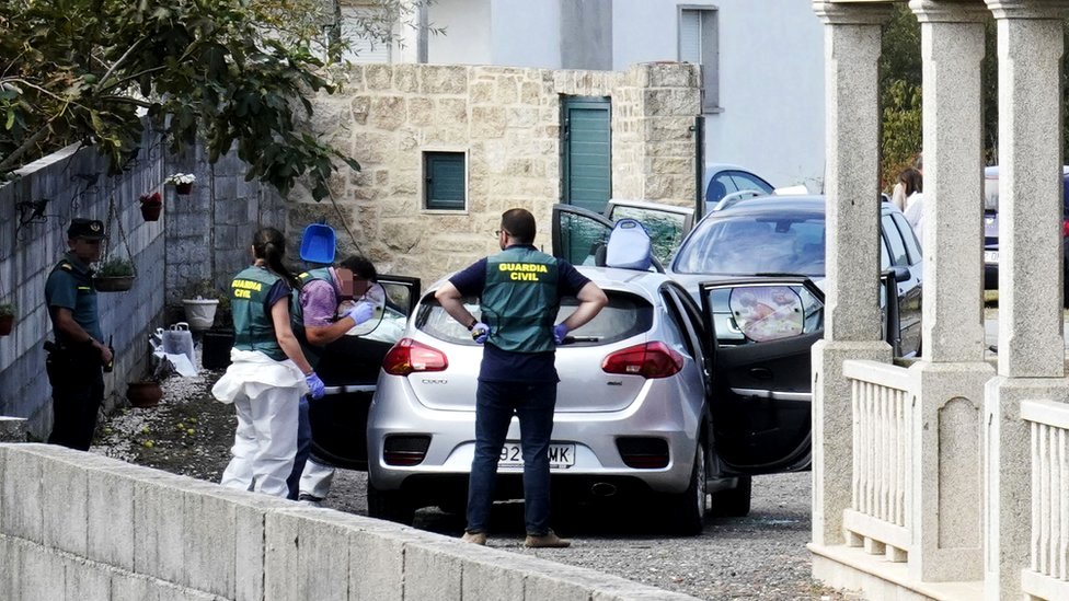 La Guardia Civil recoge evidencia en la escena del crimen en Valga. GETTY IMAGES