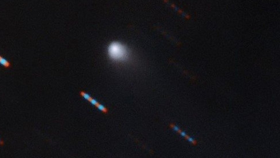 En su primera foto, el nuevo visitante interestelar muestra su cola de cometa. Las imágenes rojas y azules corresponden a estrellas de fondo que aparecen distorsionadas por el movimiento del cometa. GEMINI OBSERVATORY/NSF/AURA