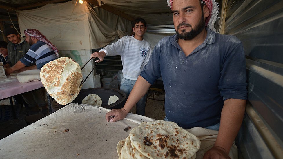 Un refugiado prepara pan para vender en su negocio en el campamento de refugiados de Zaatari.
