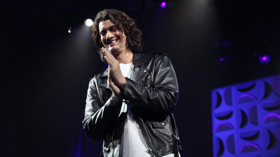 Adam Neumann dejó su cargo como director ejecutivo de WeWork, empresa que renta o compra edificios para convertirlos en espacios de trabajo compartido.