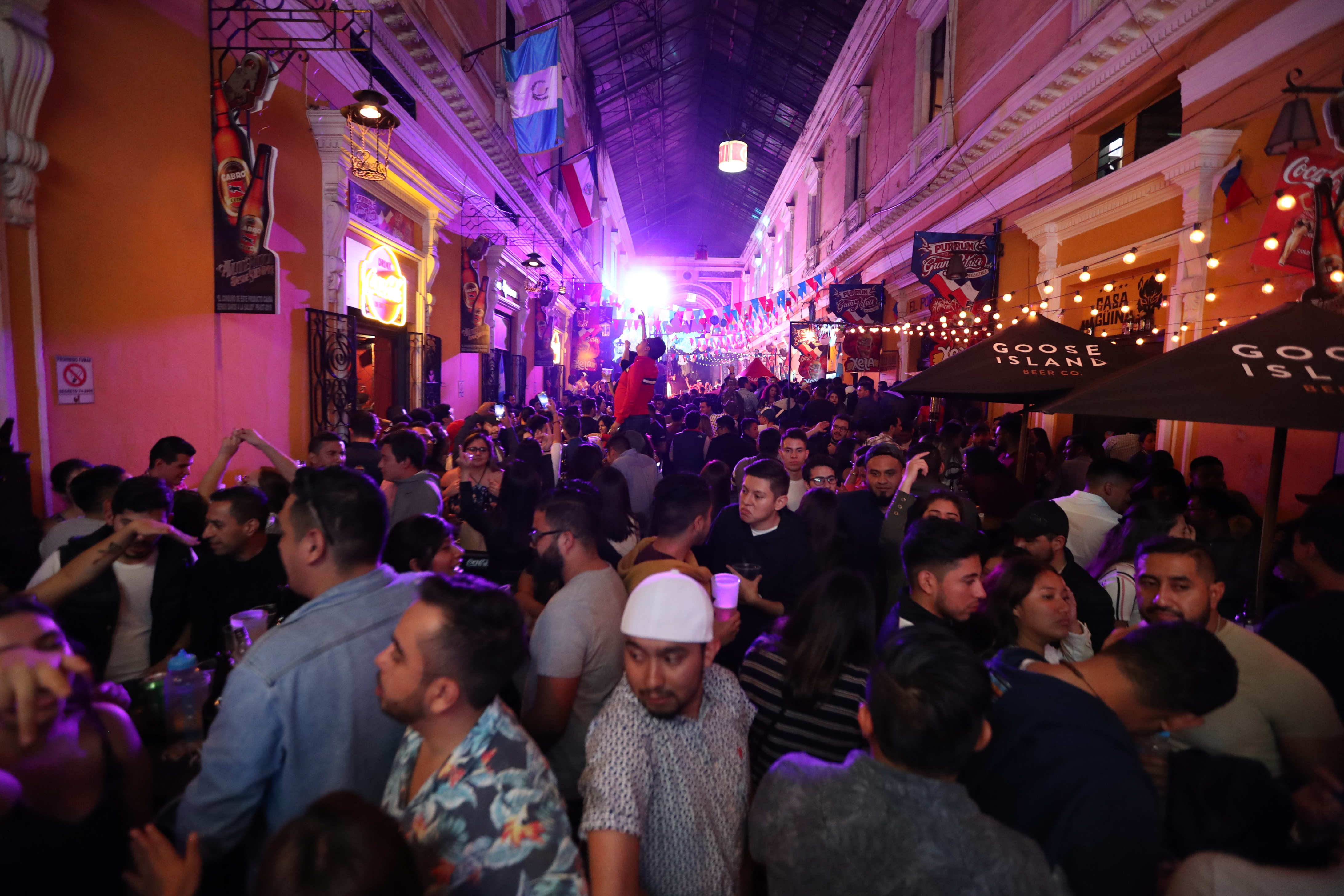 Como una tradición que cada año incrementa, turistas y quetzaltecos acudieron al Pasaje Enríquez para celebrar. (Foto Prensa Libre: María Longo)  