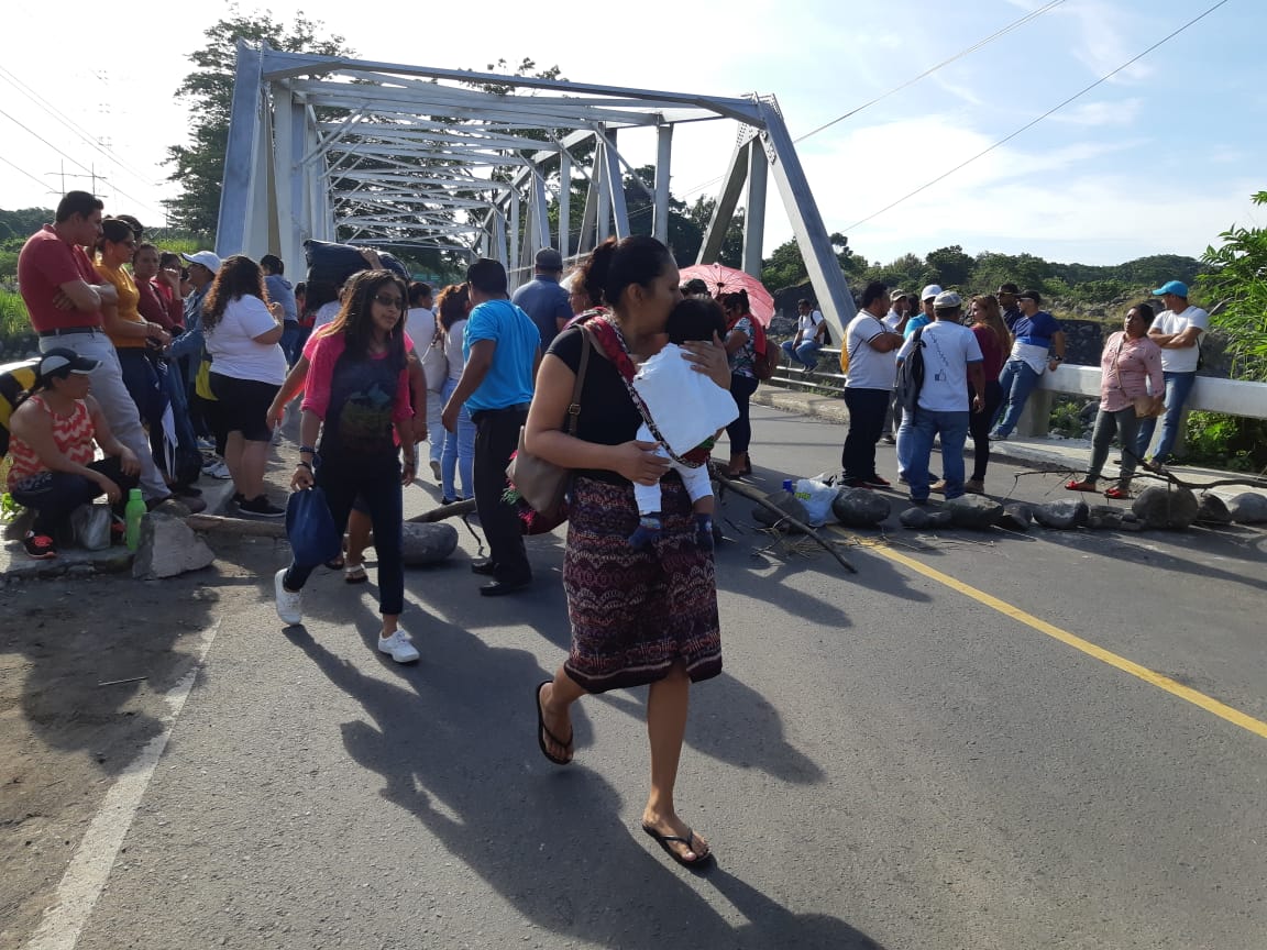 Bloqueo en el cruce de El Zarco, Retalhuleu. (Foto Prensa Libre: Rolando Miranda)