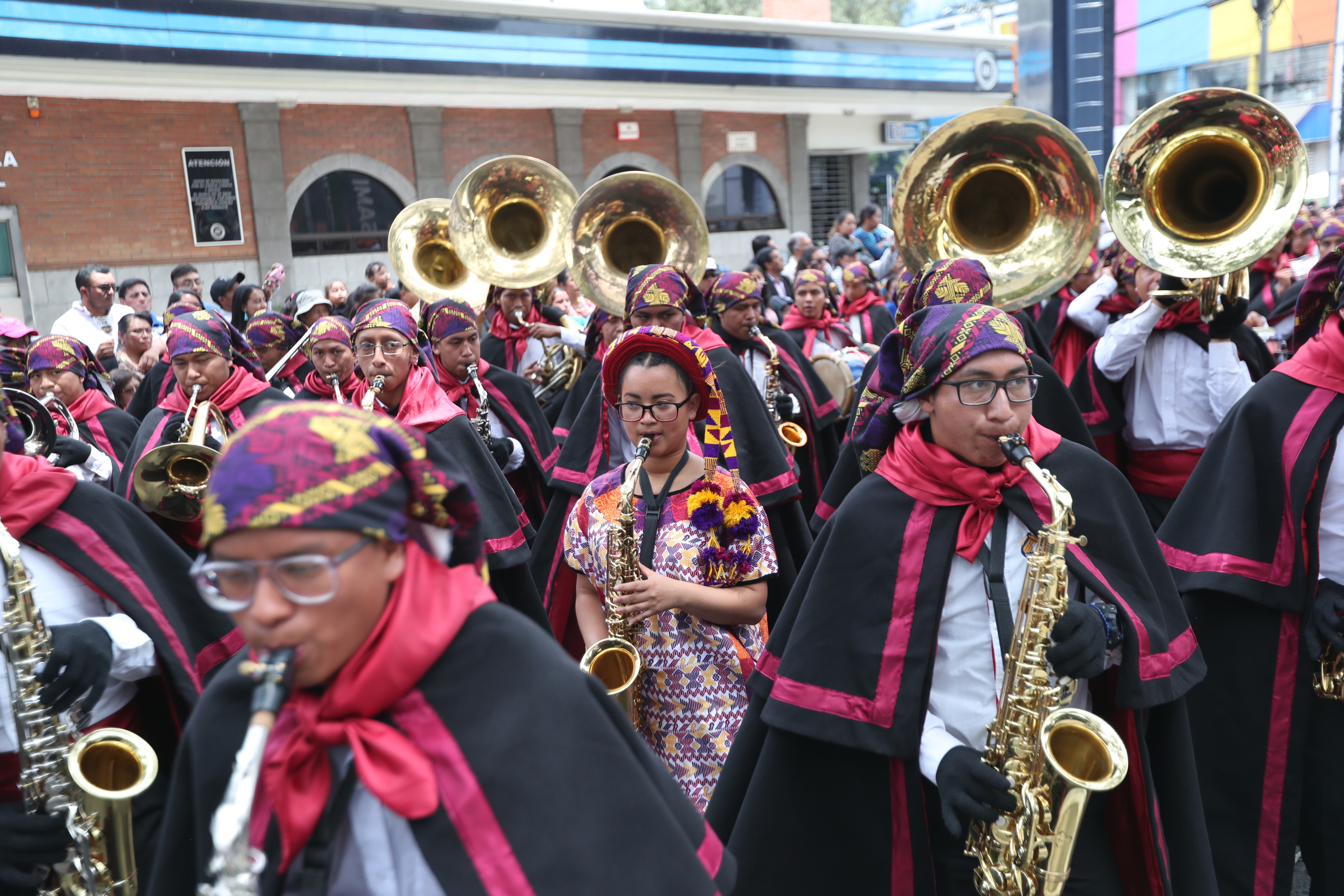 Hombres y mujeres demostraron su pasión por la música en la presentación de la banda del colegio Shekina. (Foto Prensa Libre: María Longo)  