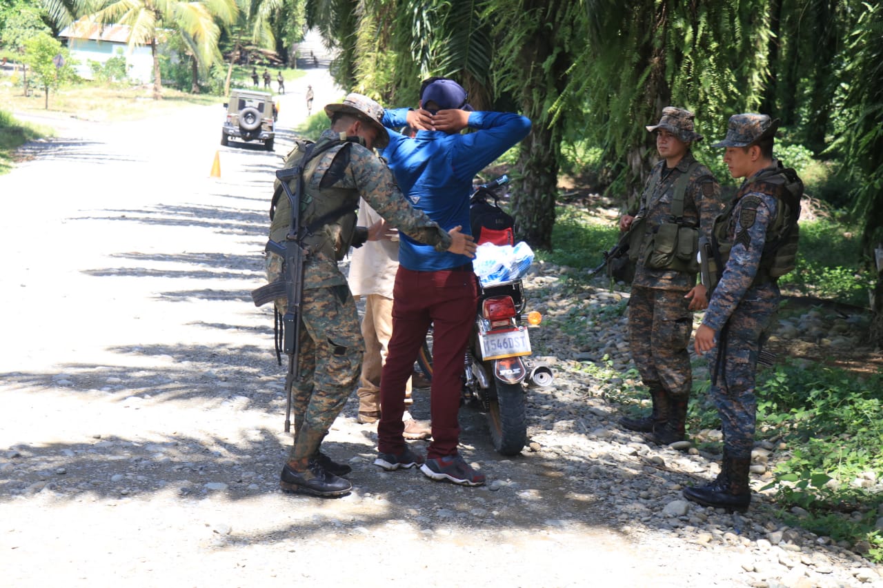 En Izabal las fuerzas de seguridad realizan varios operativos. (Foto Prensa Libre: Dony Stewart)