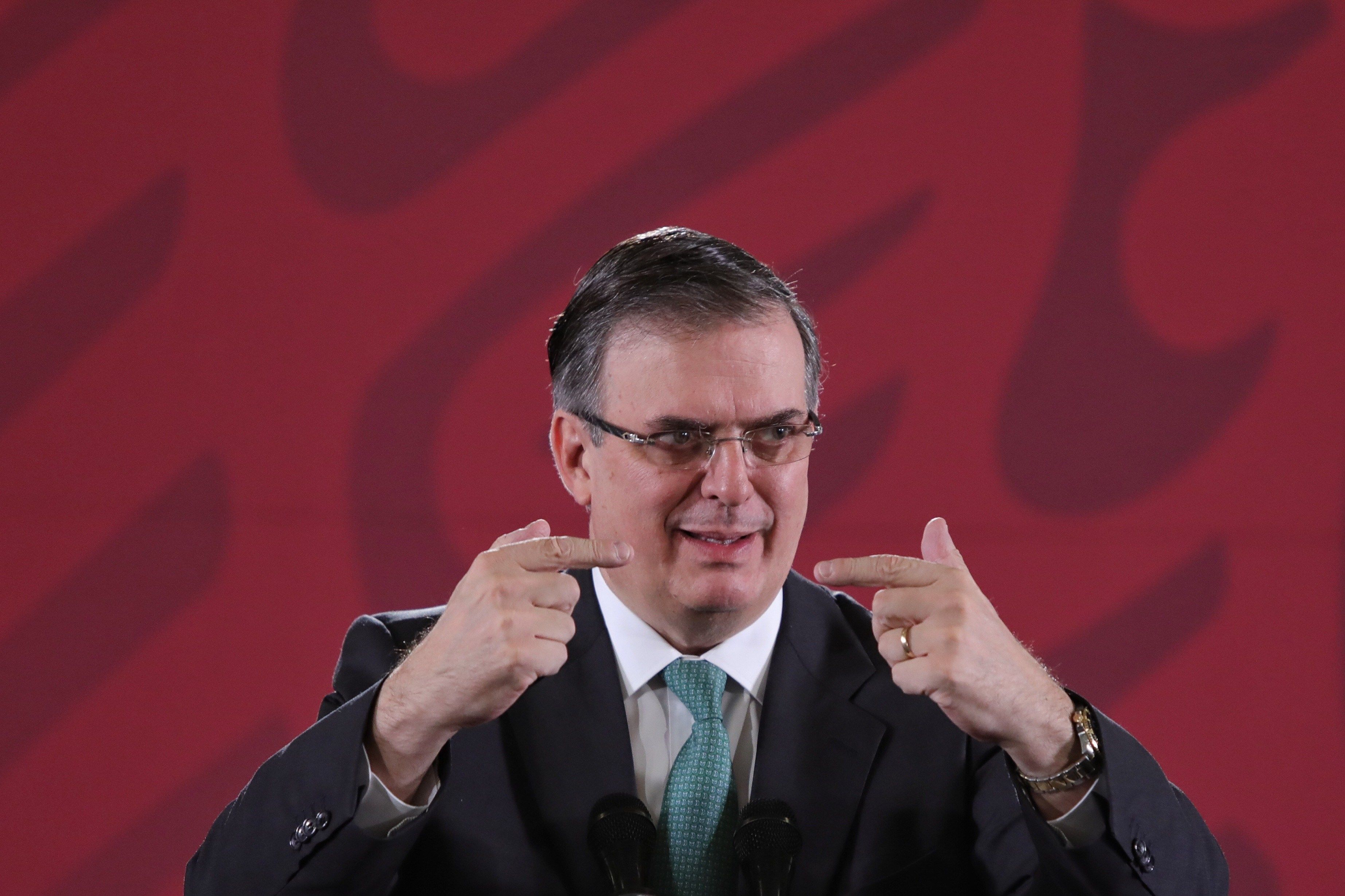 El secretario de Relaciones Exteriores (SRE), Marcelo Ebrard, habla este viernes, durante la conferencia matutina en el Palacio Nacional en Ciudad de México. (Foto Prensa Libre: EFE)