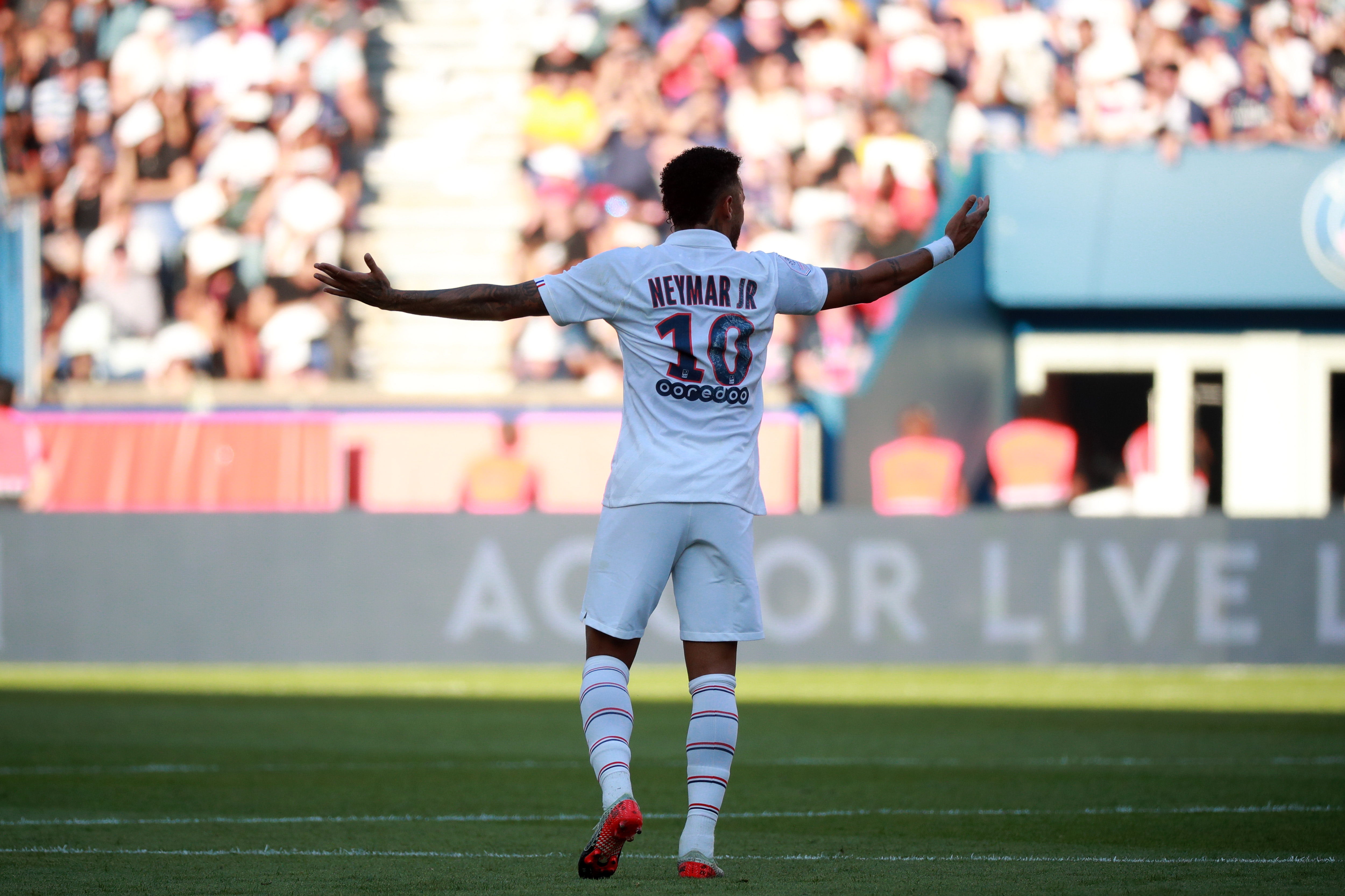 El brasileño Neymar fue abuchado por los aficionados, pero él logró el gol del triunfo. (Foto Prensa Libre: EFE)