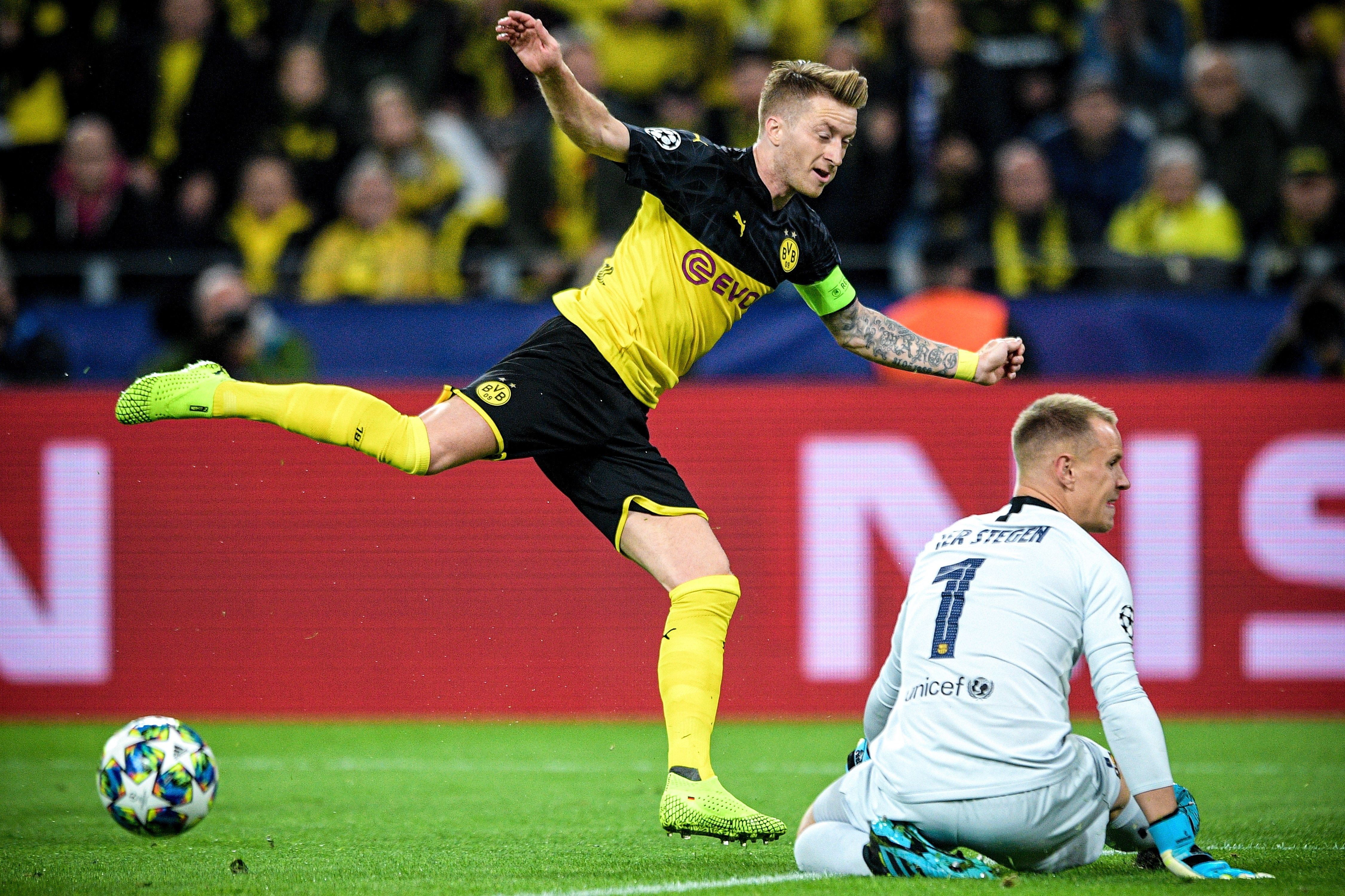 Marco Reus no pudo con el portero alemán del Barcelona, Marc-Andre ter Stegen, en el primer partido de fase de grupos de la Champions. (Foto Prensa Libre: EFE)