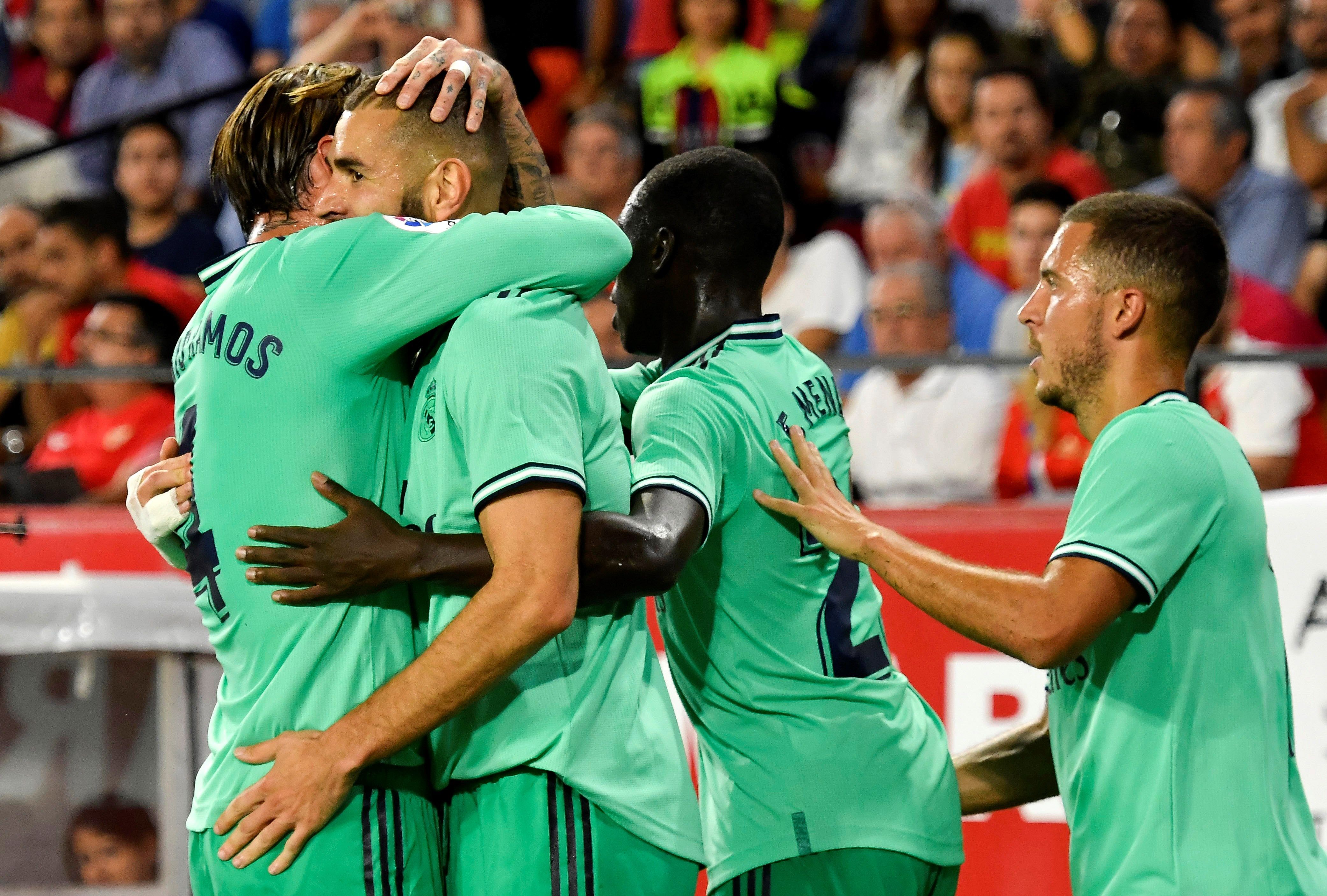 El delantero francés del Real Madrid Karim Benzema celebra su gol. (Foto Prensa Libre: EFE)