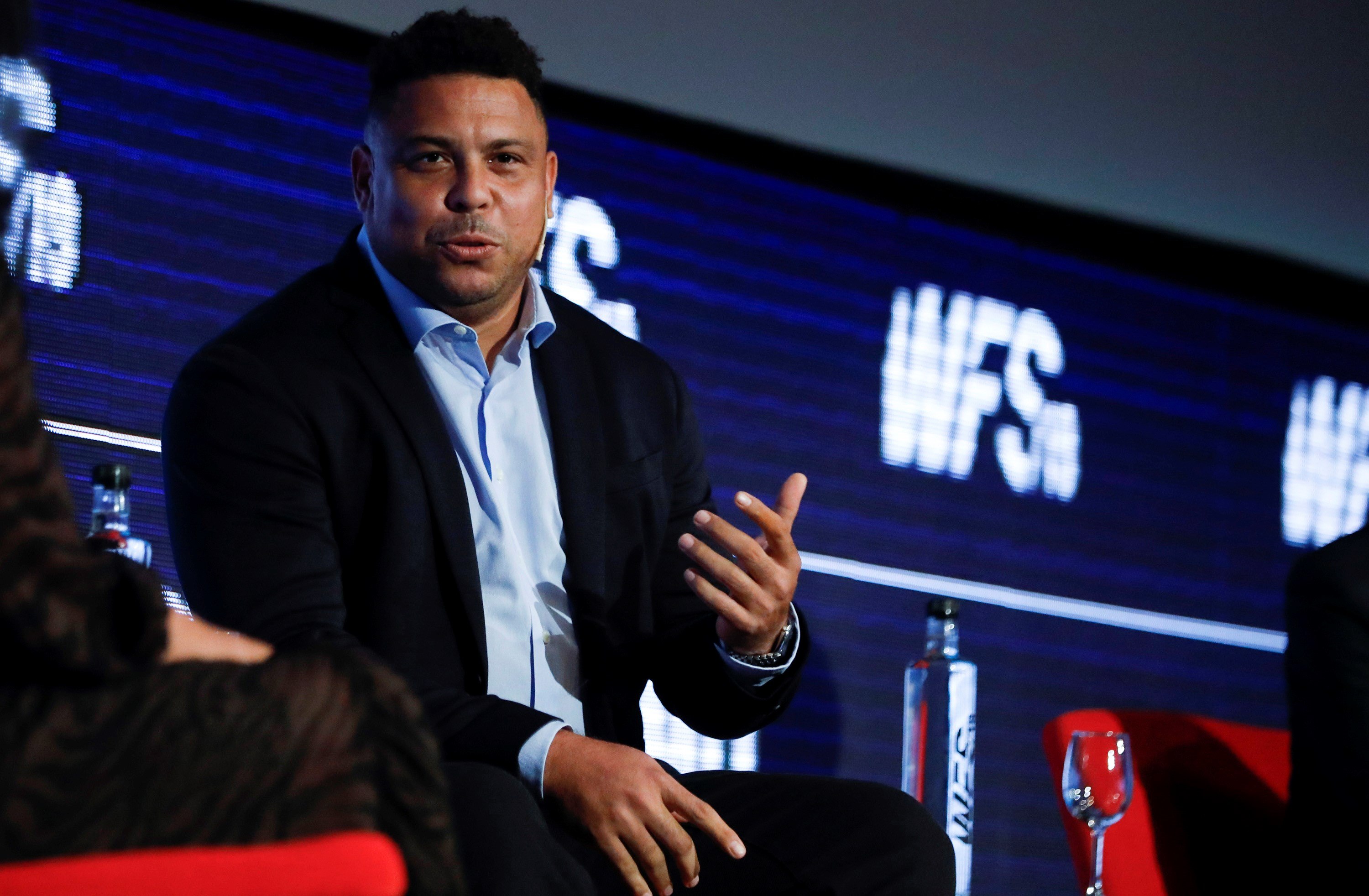 El exjugador de FC Barcelona y Real Madrid y actual presidente del Real Valladolid, Ronaldo Nazario Lima, interviene en la jornada de clausura del Congreso Mundial del Fútbol (World Football Summit), celebrado en Madrid en 2019. Foro Prensa Libre: EFE.