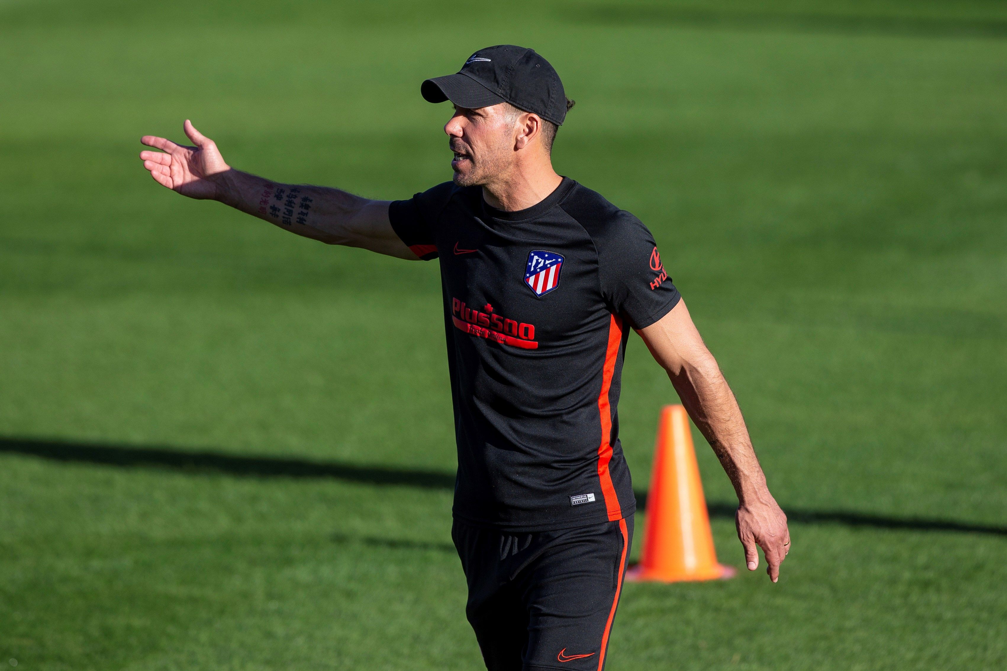 El técnico argentino del Atlético de Madrid, Diego Pablo Simeone, durante el entrenamiento que el equipo rojiblanco ha realizado esta tarde en la ciudad deportiva Wanda de Majadahonda. (Foto Prensa Libre: EFE)