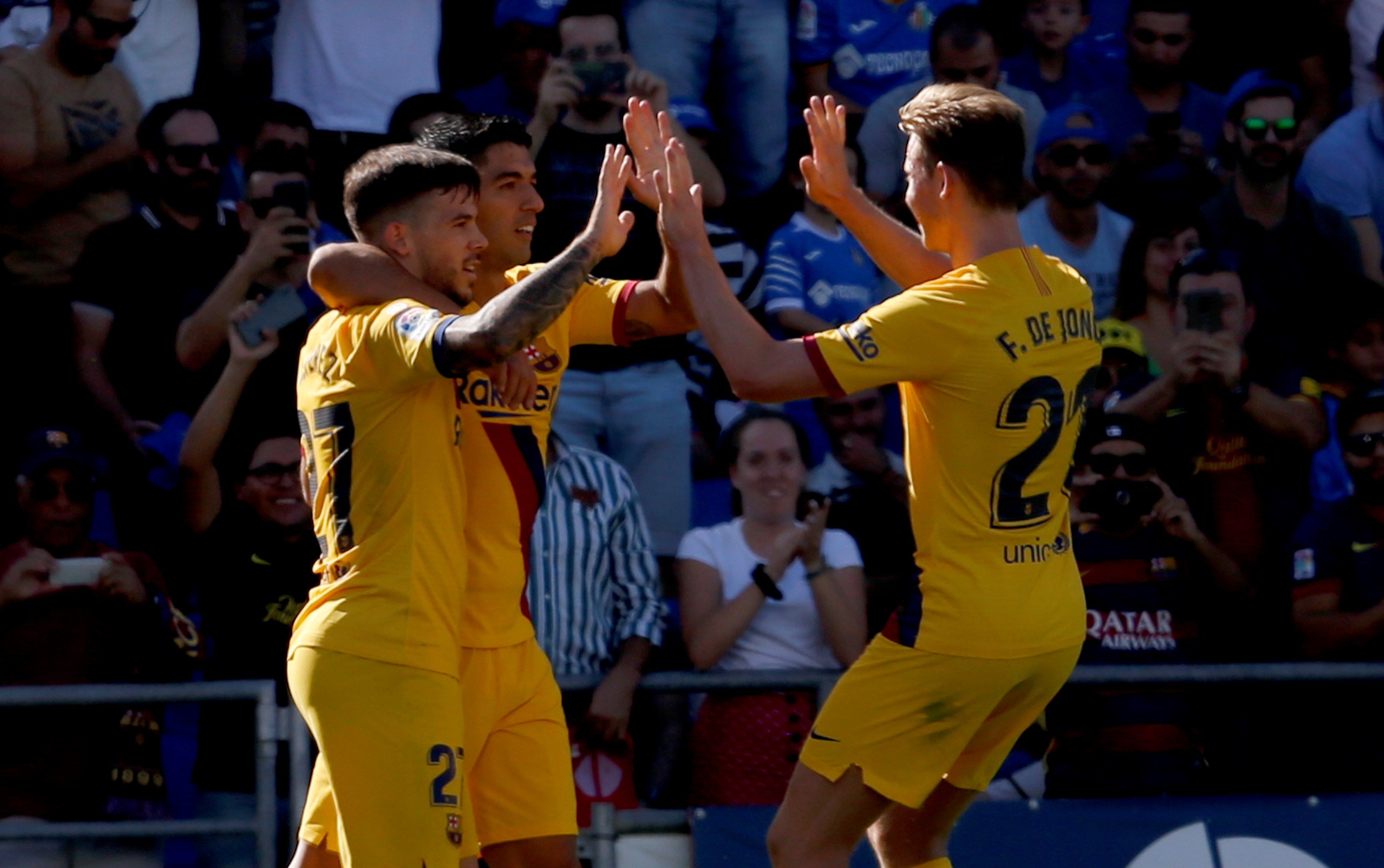 El delantero uruguayo del FC Barcelona Luis Suárez (c) celebra su gol, el primero del partido, con sus compañeros Carles Pérez (i) y Frankie de Jong , contra Getafe. (Foto Prensa Libre: EFE).