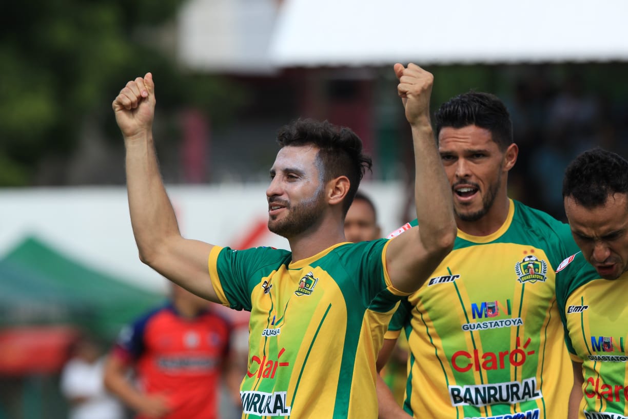 Omar Domínguez Palafox festeja después de anotar el primer gol de Guastatoya. (Foto Prensa Libre: Norvin Mendoza)