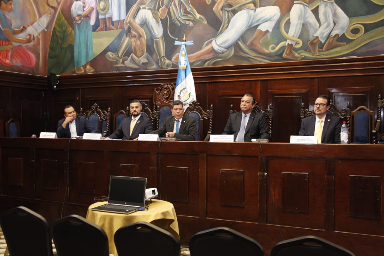 Los diputados Luis Azmitia y Juan Ramón Lau -segundo y tercero de izq. a der.-, que  integran la comisión anticicig no formaran parte del nuevo Congreso de la República (Foto Prensa Libre: Noé Medina)