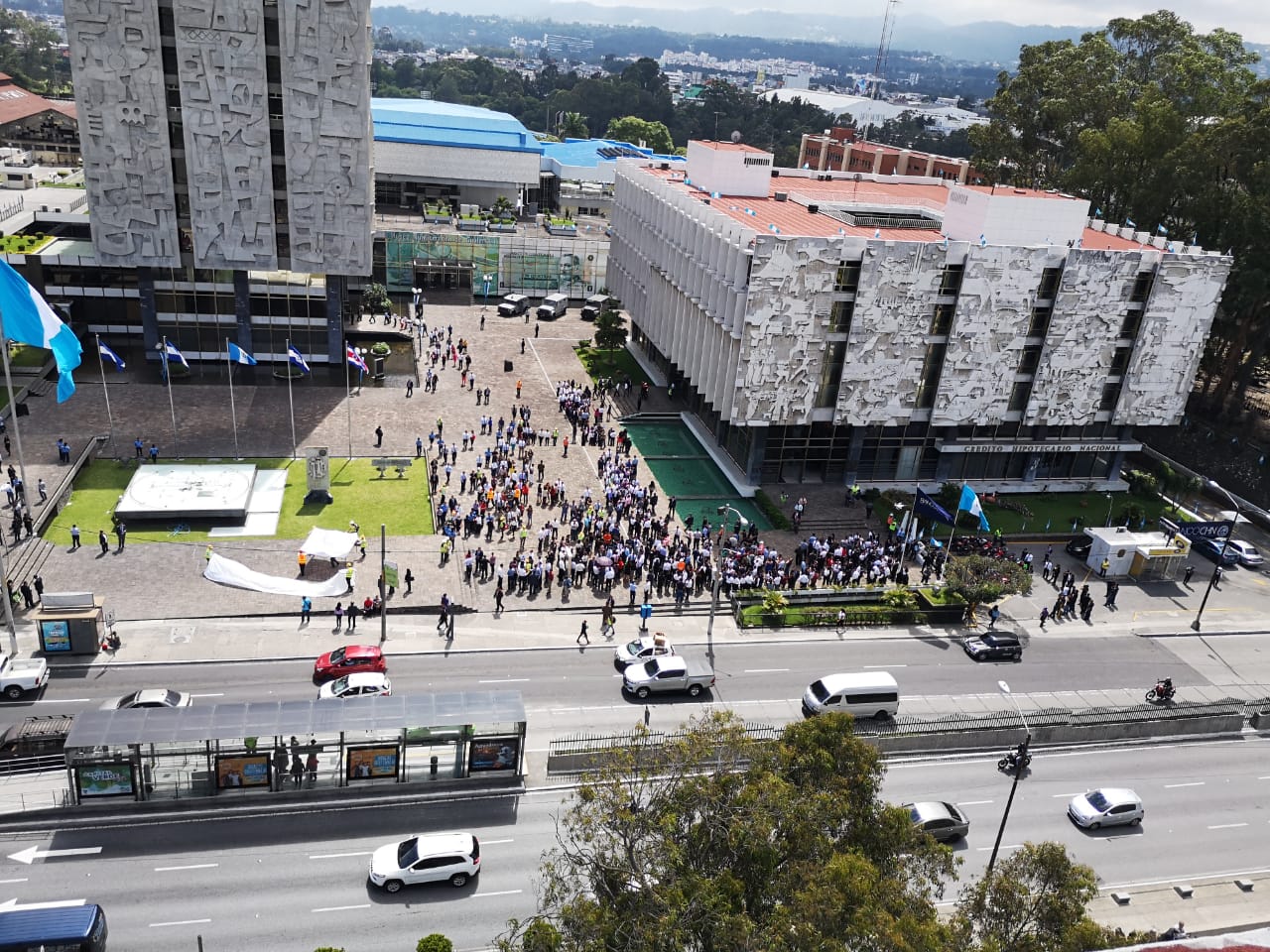 Edificios el Centro Cívico fueron evacuados en un simulacro de terremoto. (Foto Prensa Libre: IGSS / Facebook)