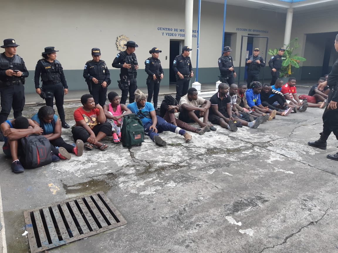 Africanos quedaron detenidos en la comisaría de Escuintla hasta que agentes del IGM asuman el caso. (Foto Prensa Libre: Carlos Paredes)