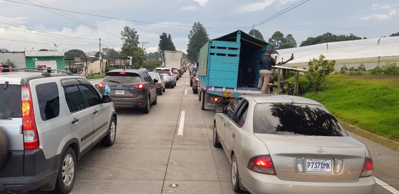 En Chimaltenango se registran filas de vehículos por lo menos de 15 kilómetros hacia la capital. (Foto Prensa Libre: Antonio Ixcot)