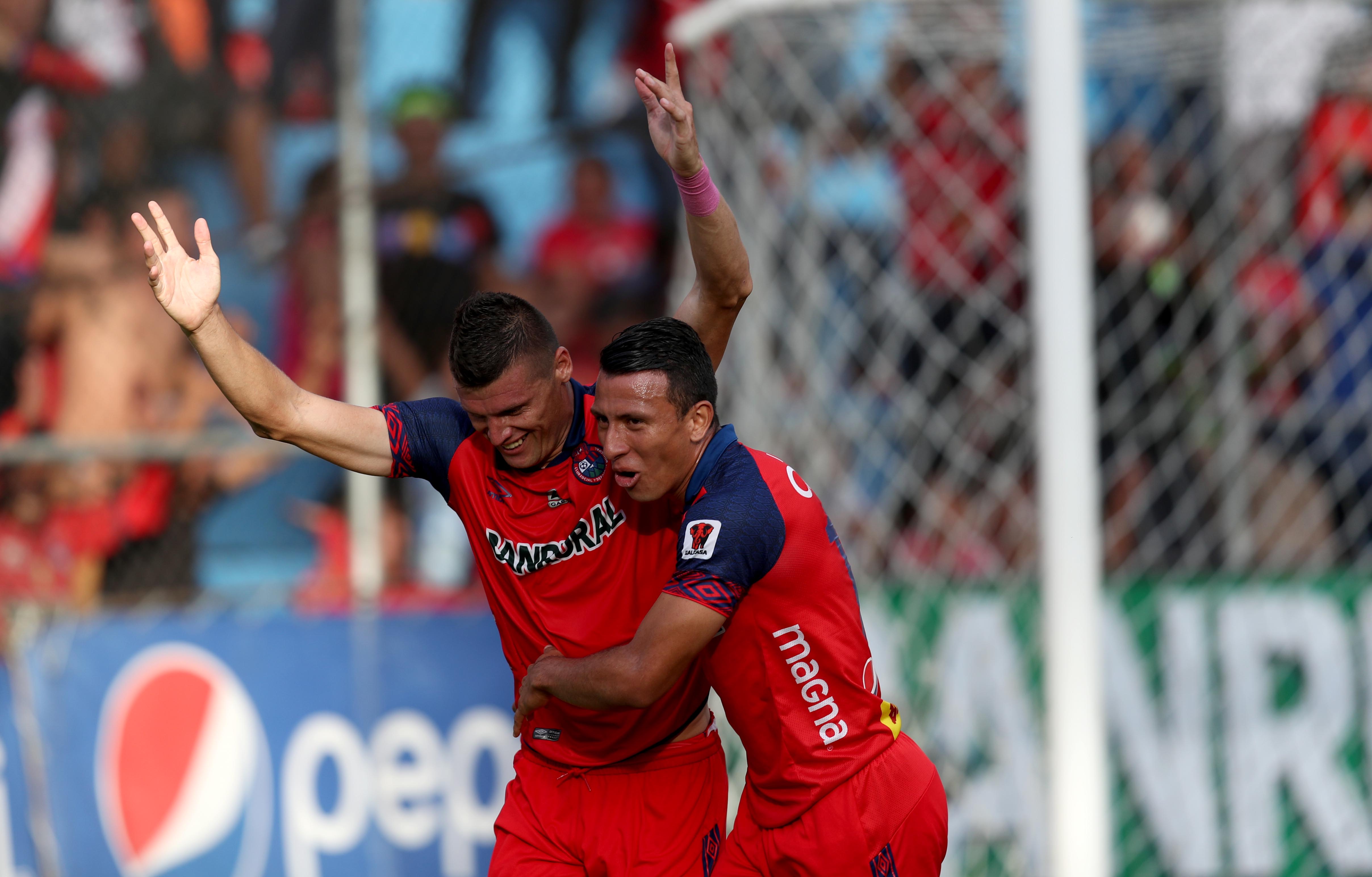 Orlando Moreira celebra tras anotar el gol del triunfo. (Foto Prensa Libre: Carlos Vicente)