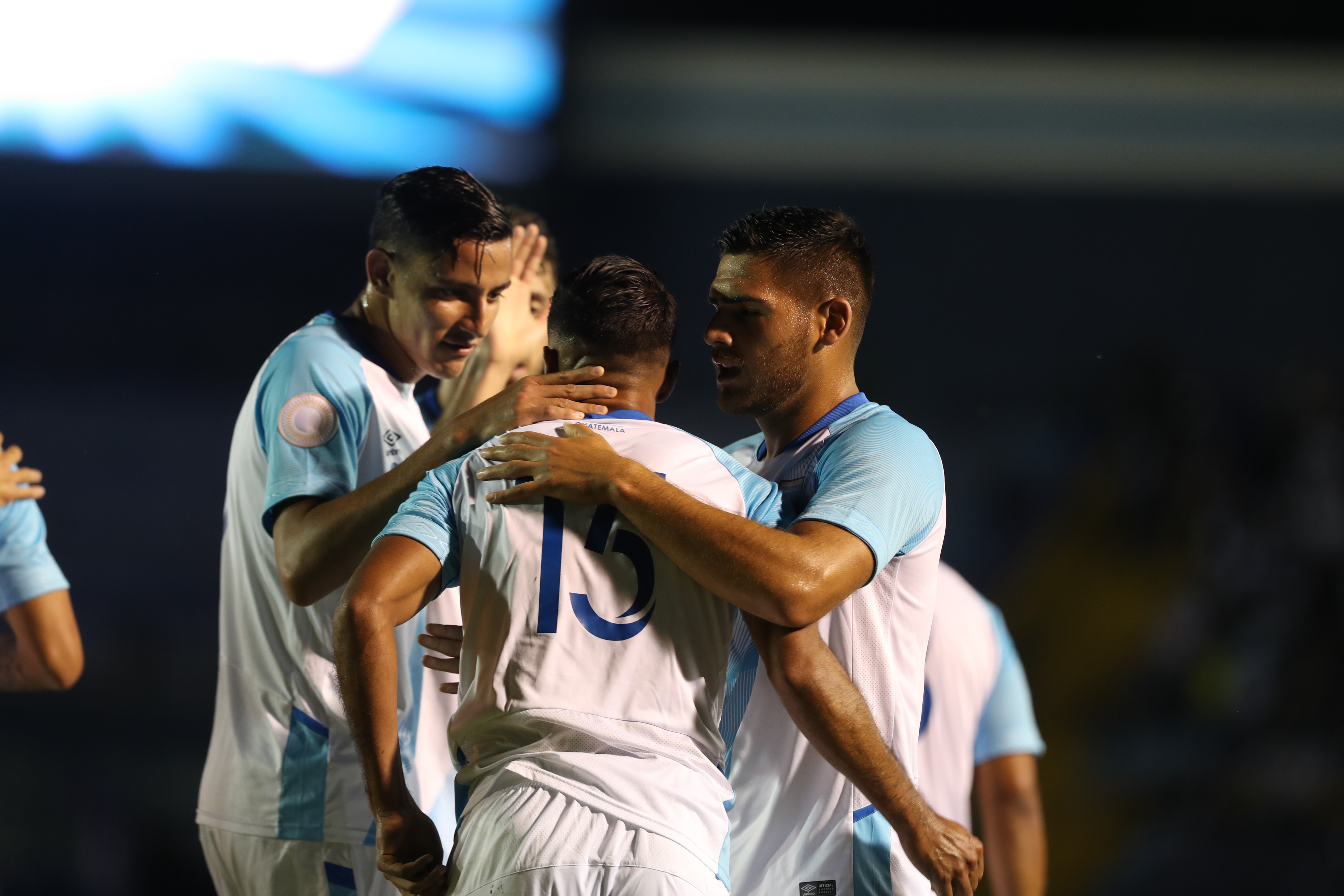 Los jugadores de la Selección de Guatemala festejan la anotación de Jorge Vargas. (Foto Prensa Libre: Francisco Sánchez).