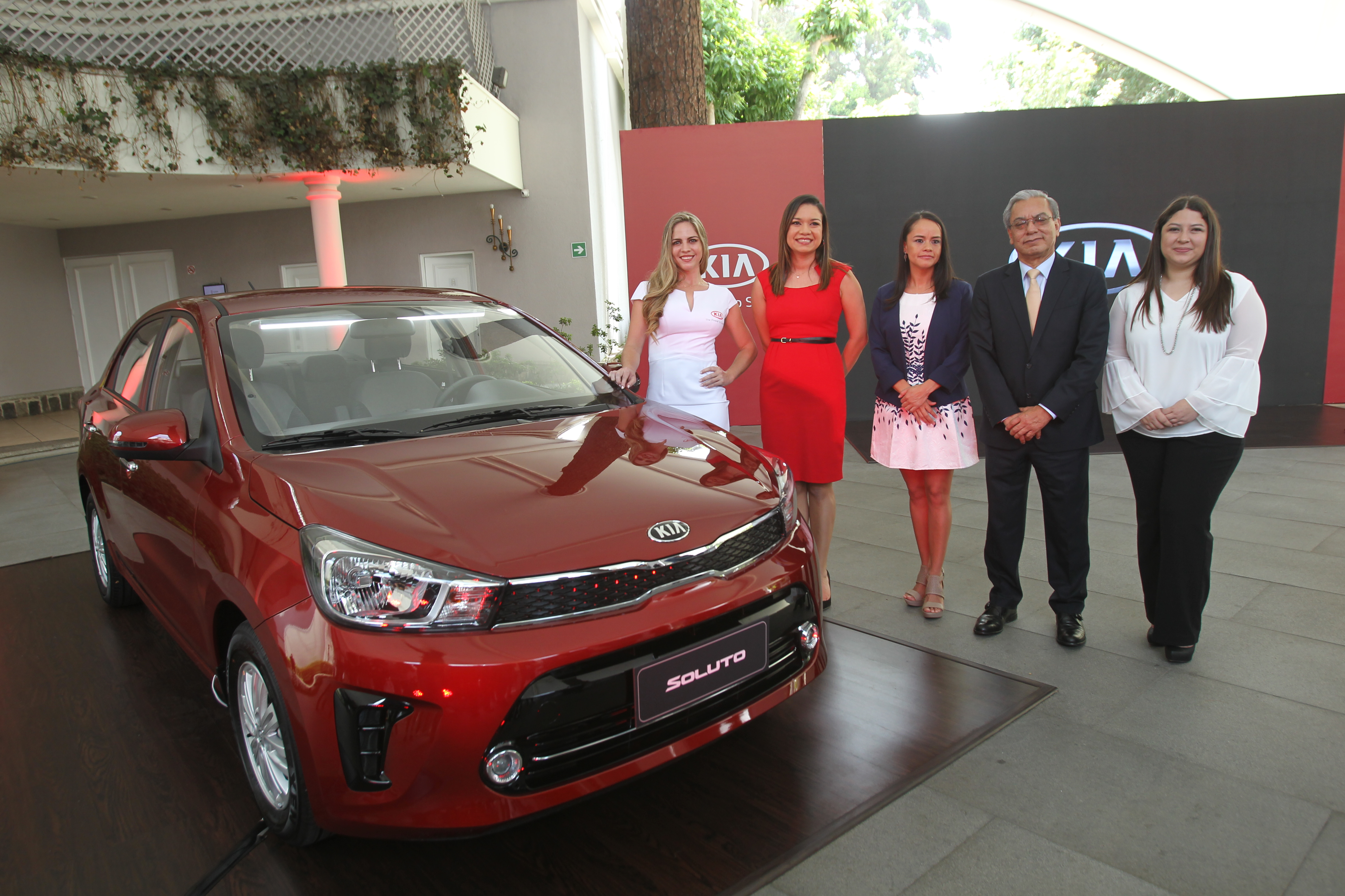 Diana Martínez, gerente de mercadeo de Excel; Leslye Ochoa, gerente de ventas de Kia; Leonel Fonseca,  gerente de país de Excel, y Ana Mena, gerente de marca Kia, presentaron el nuevo modelo Soluto. Foto Norvin Mendoza