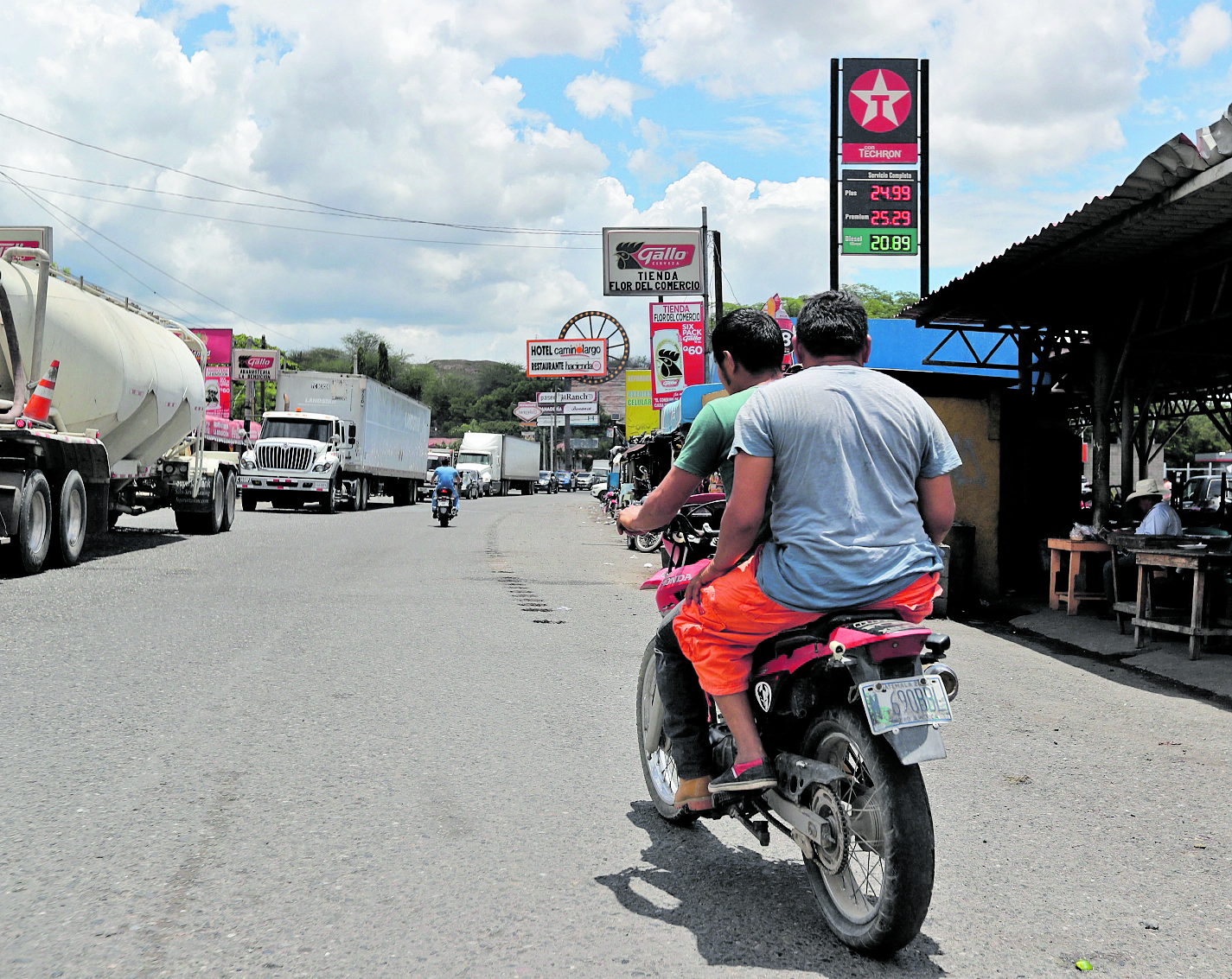 A la orilla de la carretera al Atlántico, en El Rancho, han proliferado las ventas y construcciones. (Foto Prensa Libre: Hemeroteca PL)