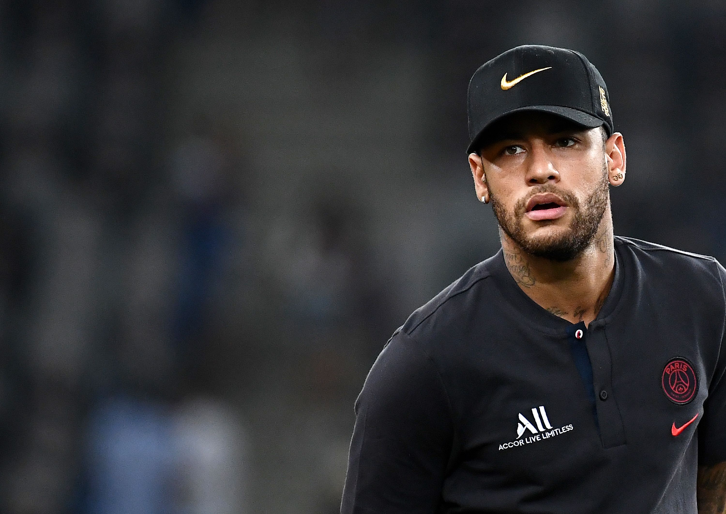 Neymar continuará en el PSG y deberá pelear por ganarse un lugar y que la afición lo vuelva a aceptar. (Foto Prensa Libre: AFP)