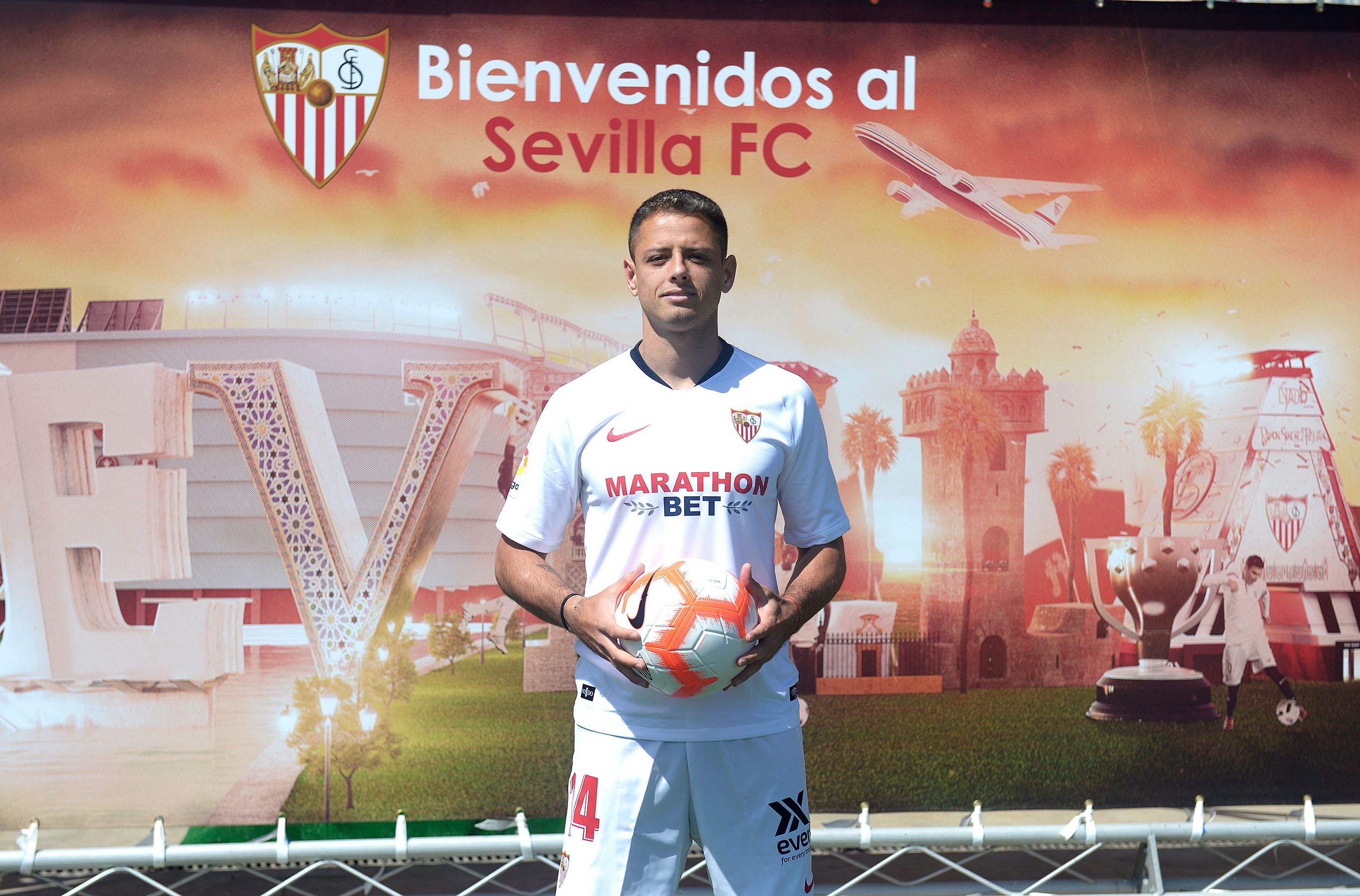 Javier Hernandez Chicharito, posa con la camisola de su nuevo equipo. (Foto Prensa Libre: AFP)