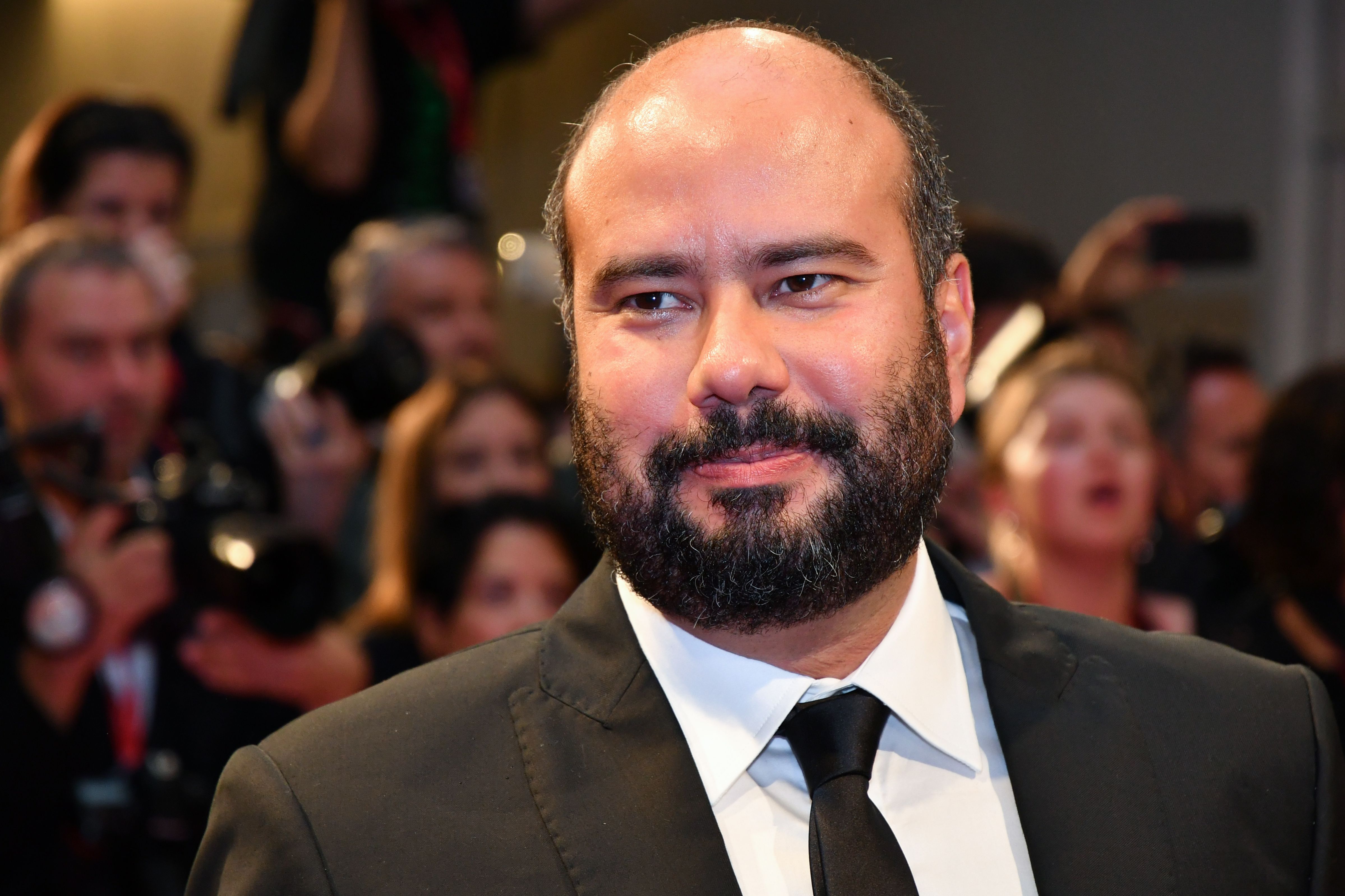 El director colombiano Ciro Guerra durante la proyección de la película "Esperando a los bárbaros", presentada en competencia durante el Festival de Cine de Venecia en el Lido de Venecia. (Foto Prensa Libre: AFP)