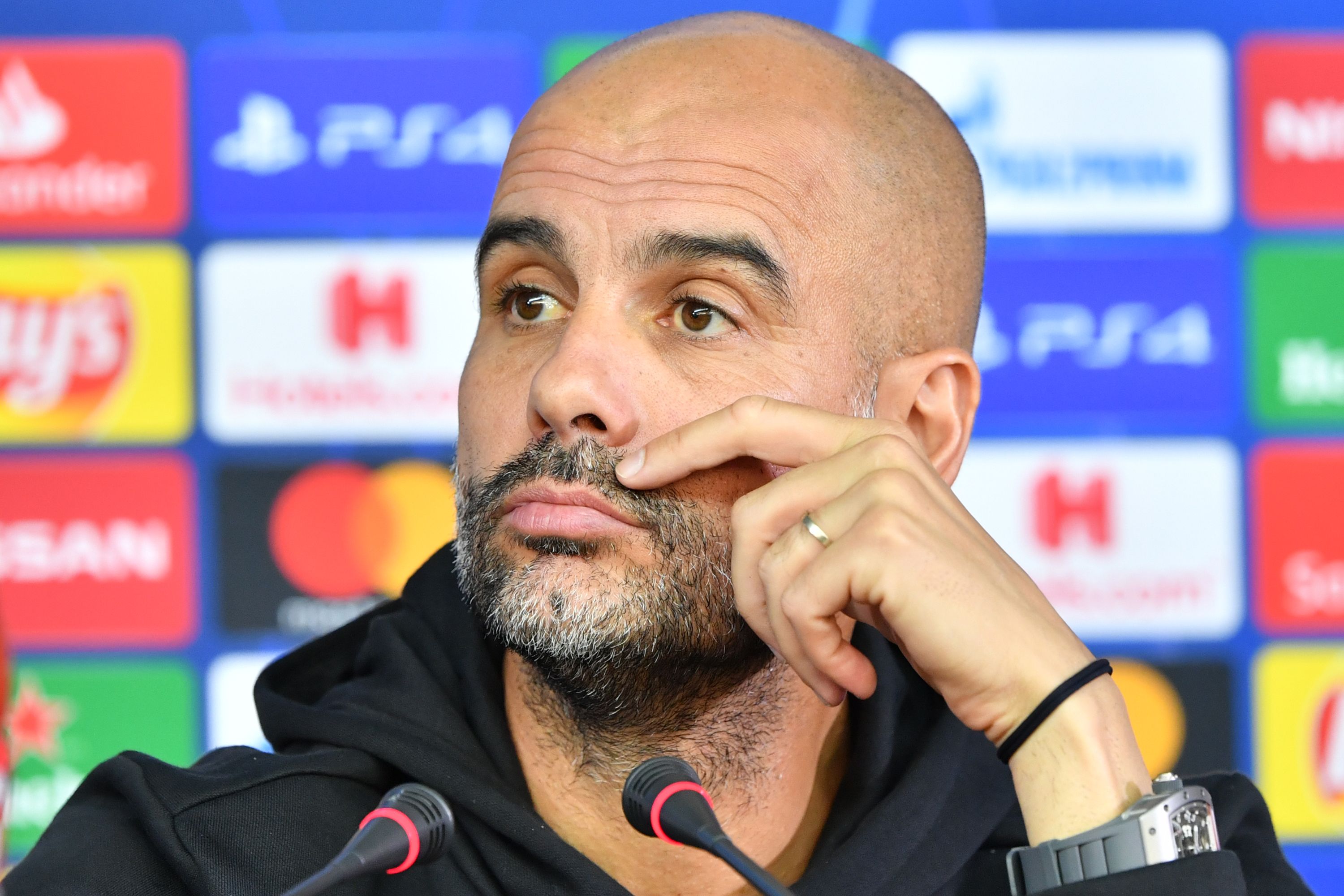 El entrenador del Mánchester City, Pep Guardiola confía que su equipo saldrá adelante en la Champions. (Foto Prensa Libre: AFP)