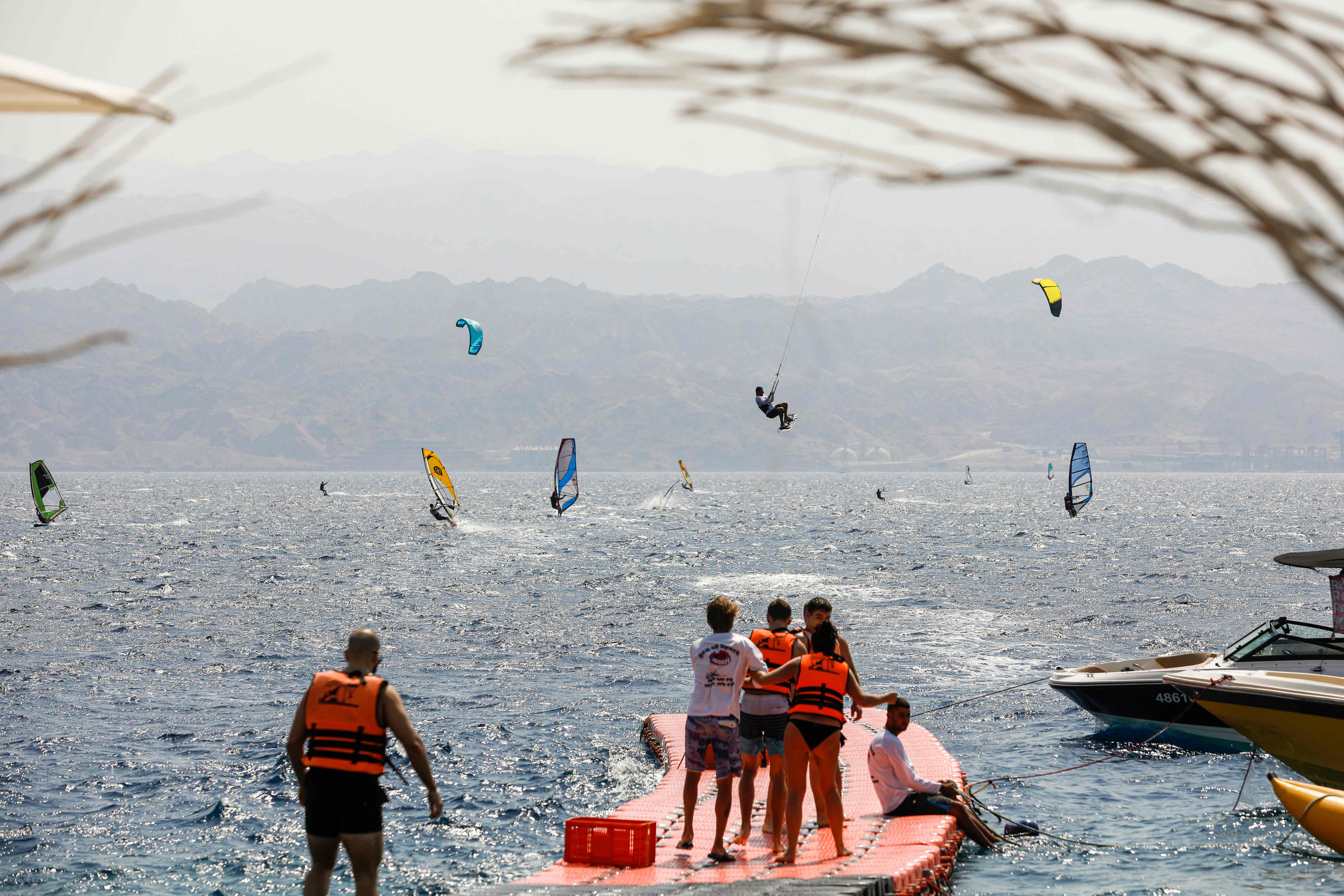 Surfers de la ciudad de Eliat, en Vietnam, participan en la limpieza de playas en el Día Mundial de la Limpieza del Planeta. Foto Prensa Libre: AFP