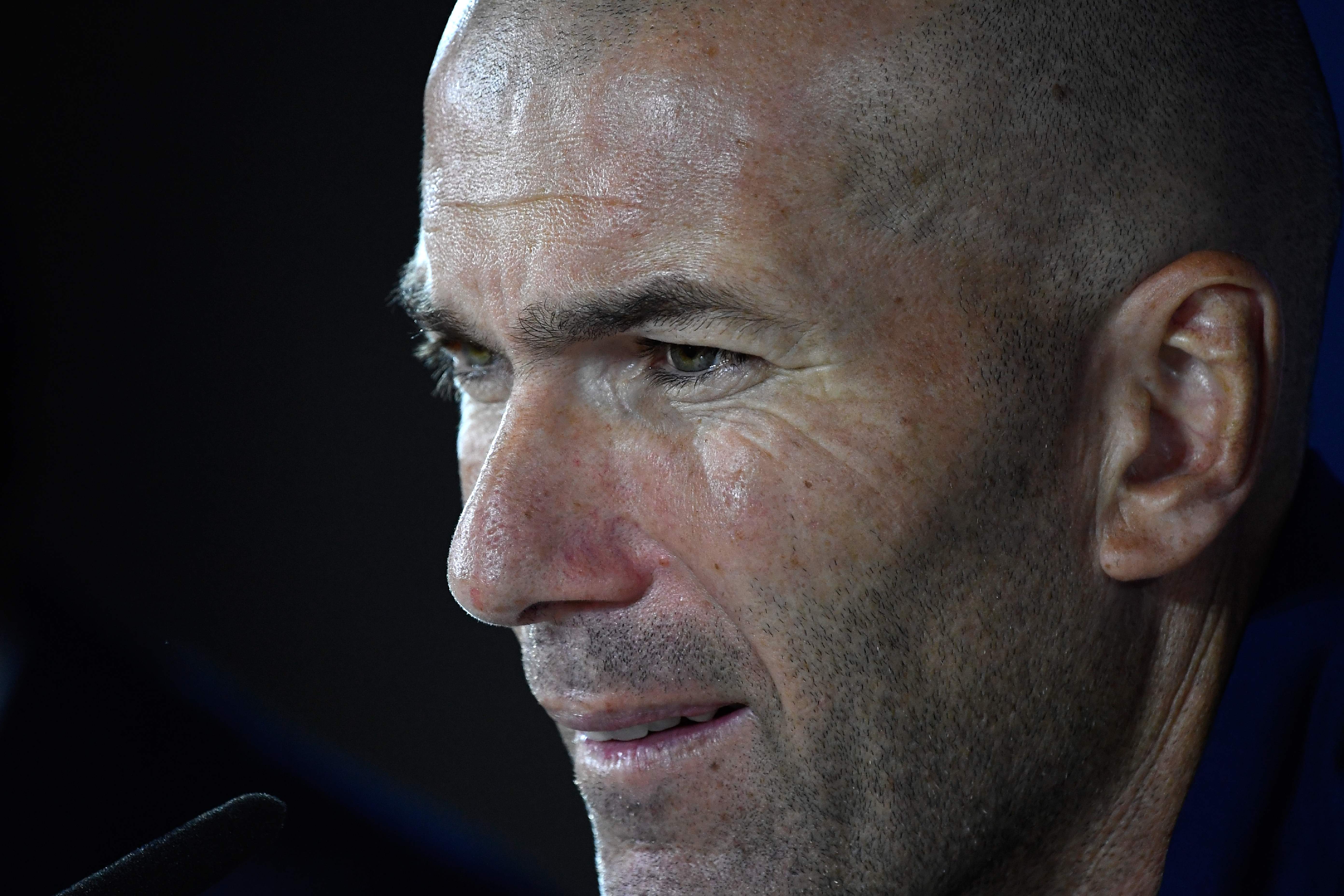 El entrenado del Real Madrid, Zinedine Zidane, le preocupa la oleada de robos en casa de futbolista. (Foto Prensa Libre: AFP)