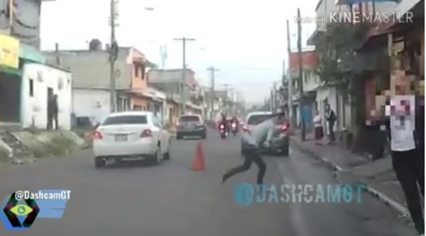 Momento en que la mujer fue atacada en El Mezquital. (Foto Prensa Libre: Imagen tomada del video de Comunidad Dashcam Guatemala)