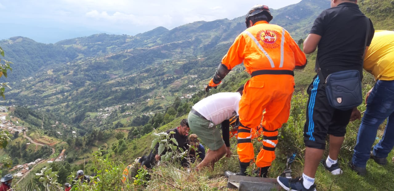 Debido a la falta de barreras de protección, los vehículos caen en profundos barrancos, en la ruta a Los Cuchumatanes, Huehuetenango. (Foto Prensa Libre: Mike Castillo)