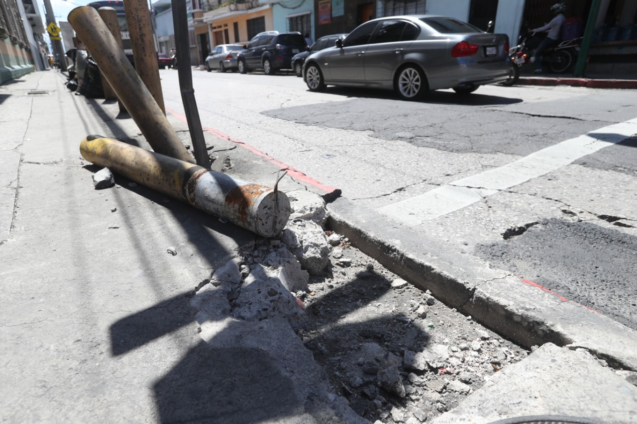 Bolardos quebrados en un accidente de tránsito en la 9a. avenida y 13 calle, zona 1.(Foto Prensa Libre: Óscar Rivas)