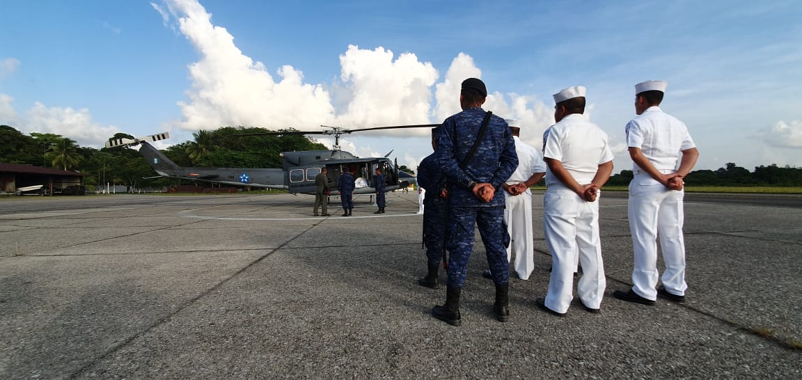 Los cadáveres de los tres soldados arriban a la Brigada de Infantería de Marina, en Puerto Barrios. (Foto Prensa Libre: Dony Stewart). 