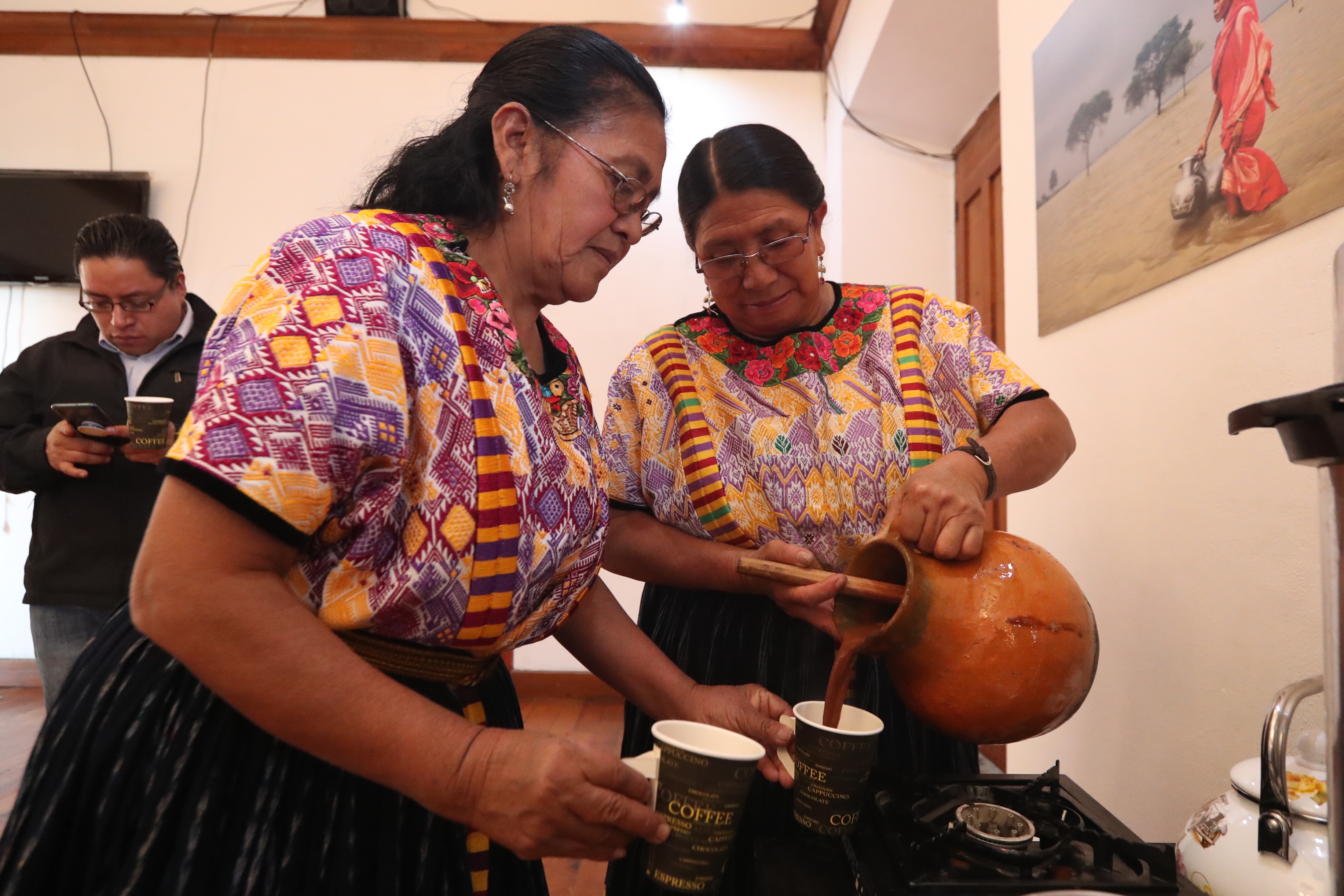 Para el Tercer Festival del Chocolate en Xela se tendrá el reto de regalar 600 tazas de chocolate. (Foto Prensa Libre: María Longo) 