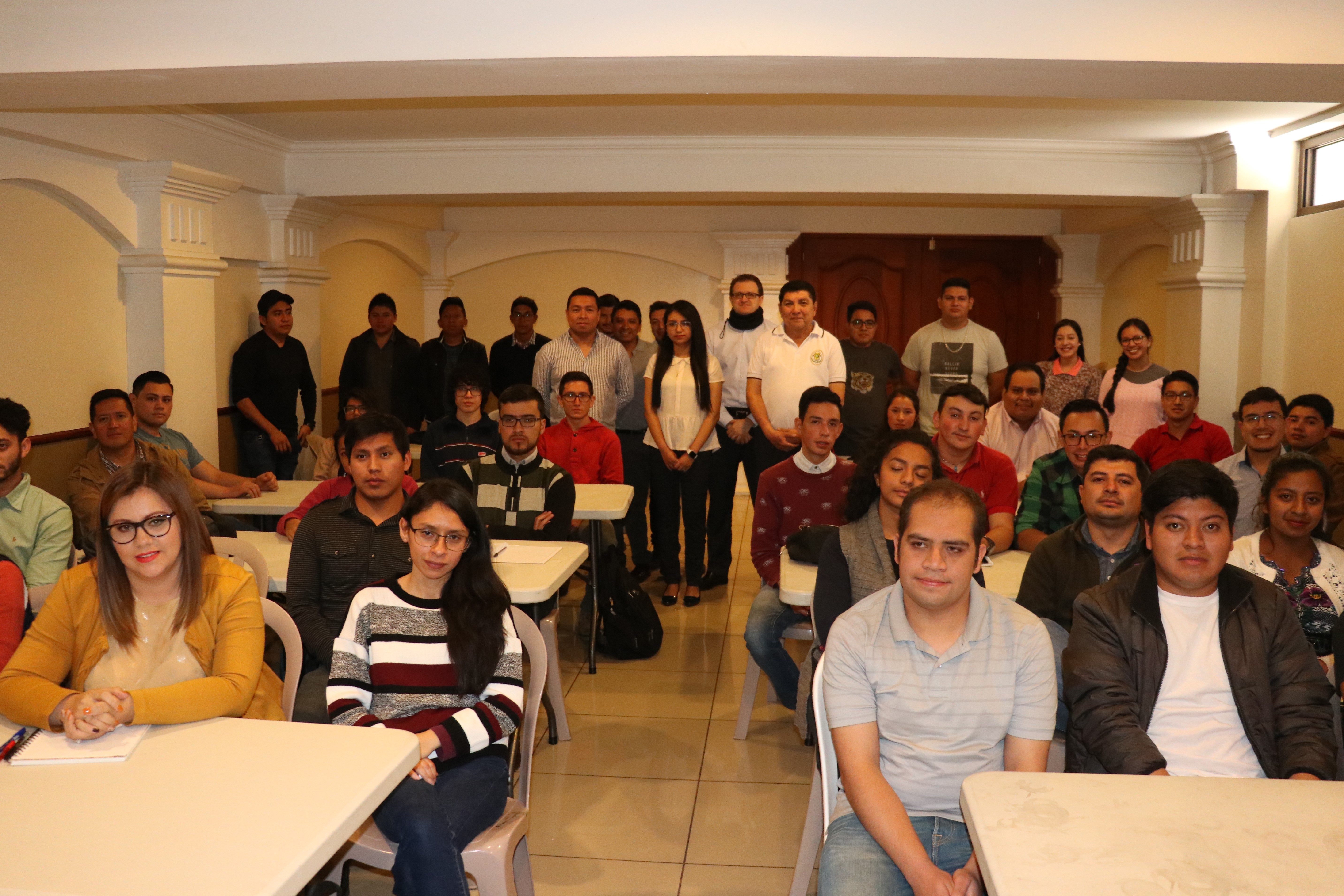 Las expectativas de los organizadores quedó rebasada del número de jóvenes que acudieron a la convocatoria. (Foto Prensa Libre: Raúl Juárez)