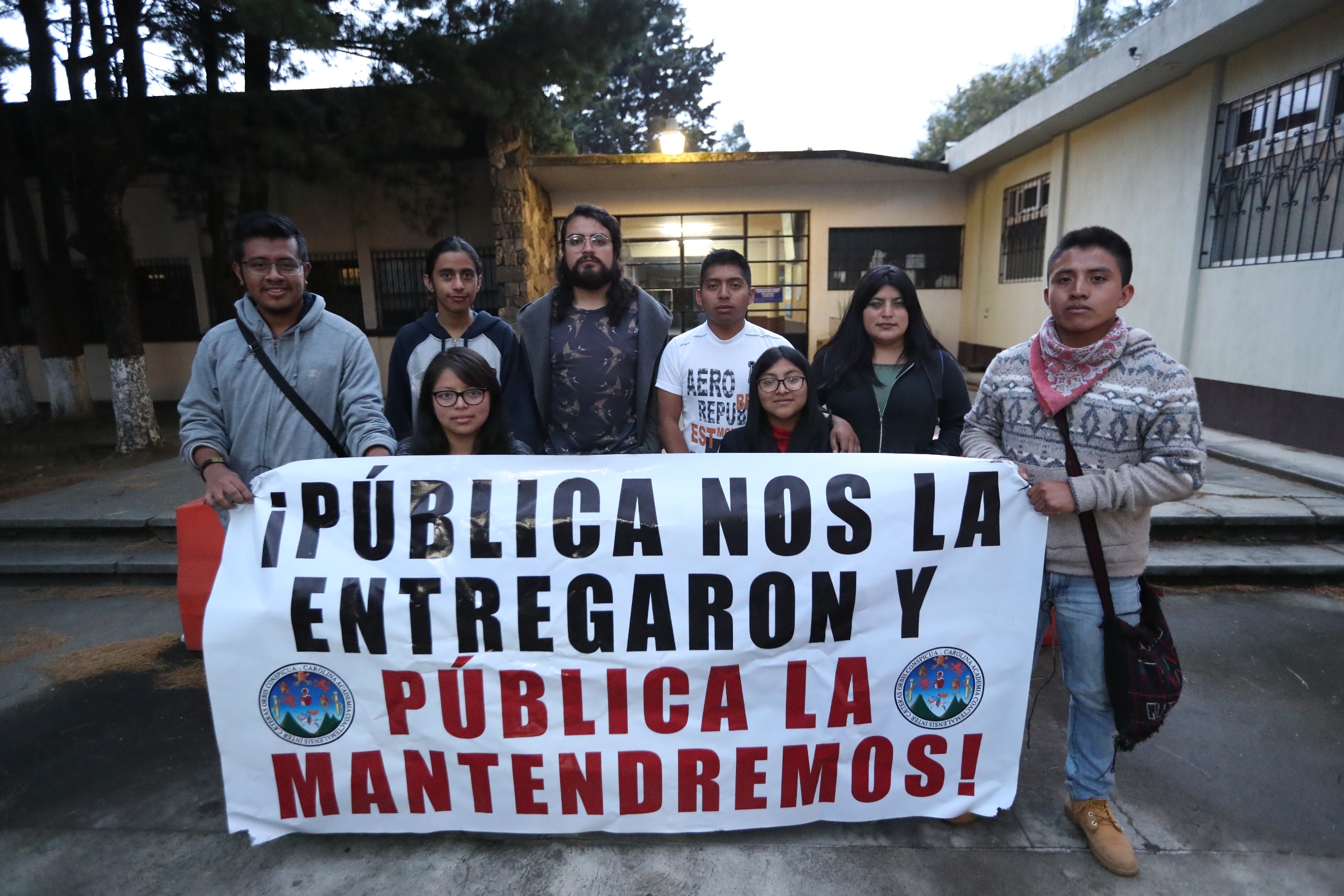 Universitarios que tenían tomado el Cunoc informaron que el lunes liberaran las instalaciones. (Foto Prensa Libre: María Longo) 