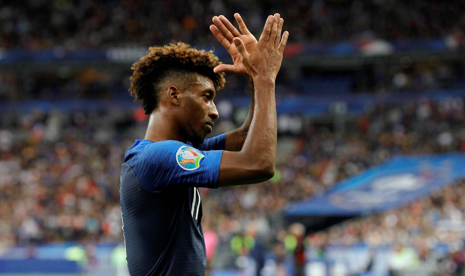 El jugador del Bayern Múnich, Kingsley Coman, se robó los focos de atención en el partido de Francia contra Albania. (Foto Prensa Libre: AFP).