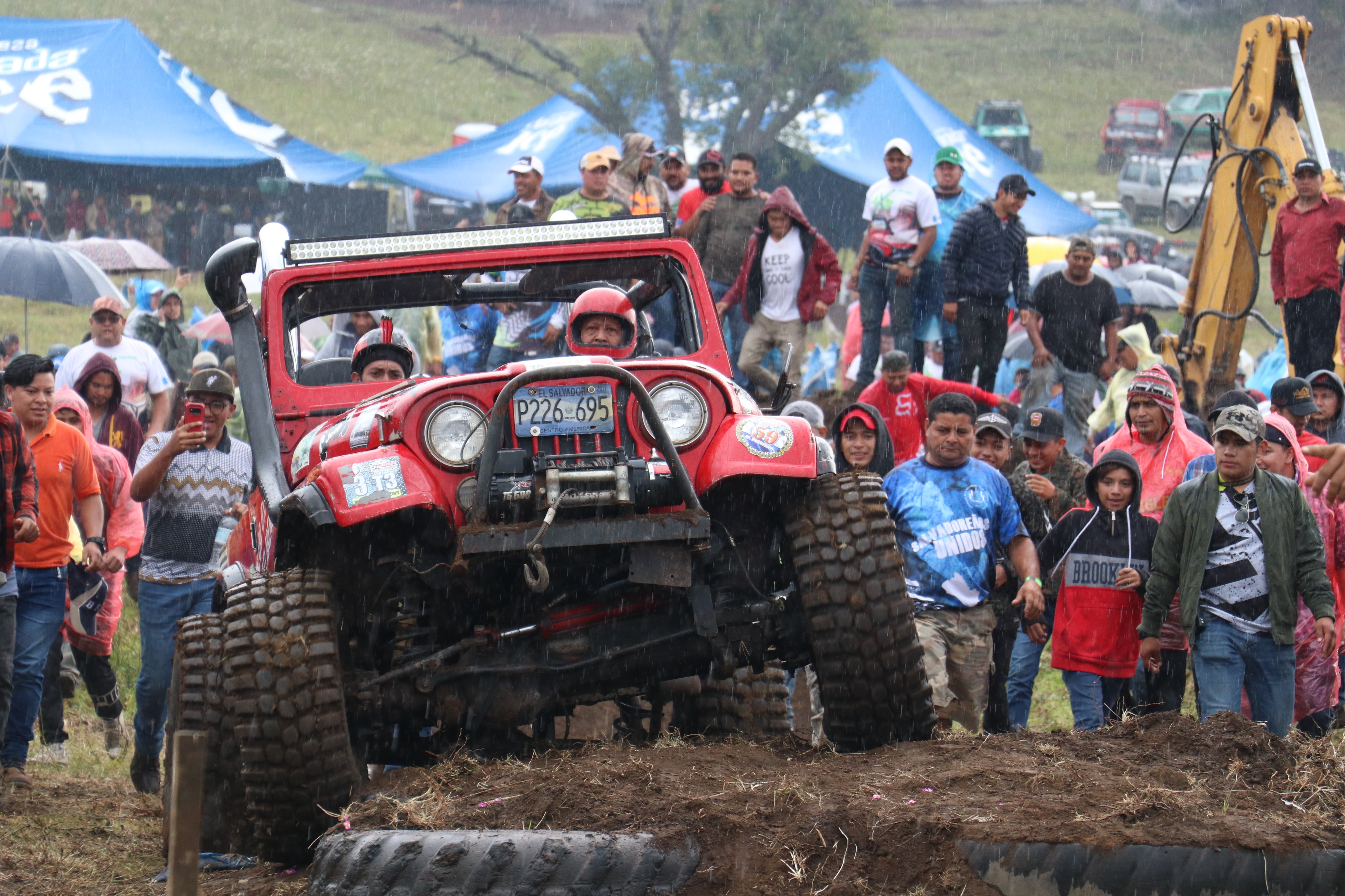 Los pilotos pusieron a prueba los carros en una pista que fue muy complicada de pasar. (Foto Prensa Libre: Raúl Juárez) 



