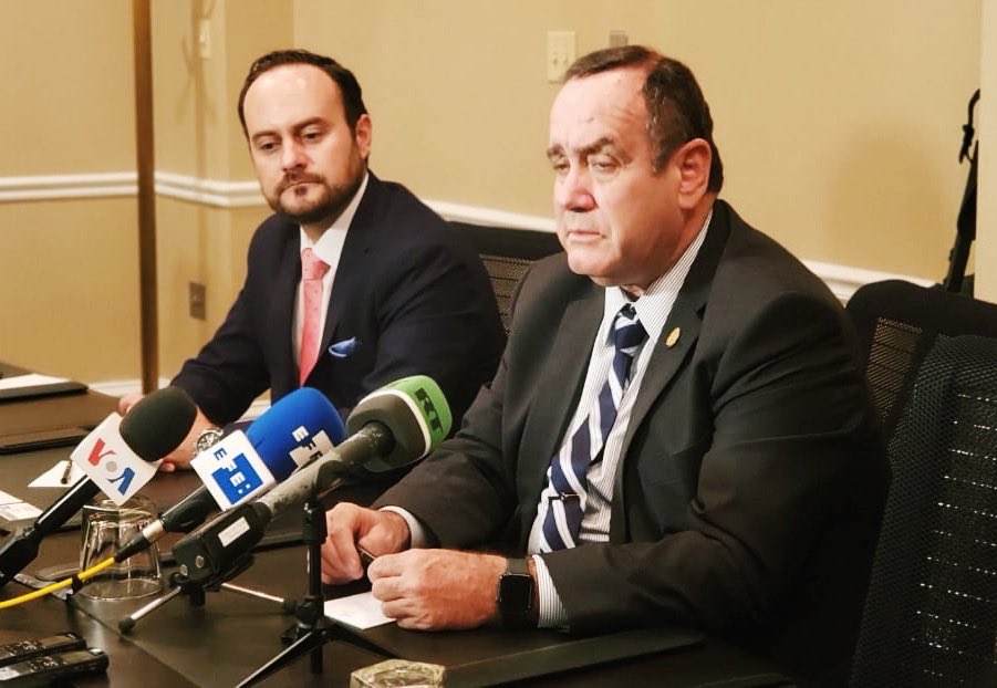 Alejandro Giammattei, presidente electo, y Pedro Brolo, su futuro canciller, durante una rueda de prensa en Washington. El próximo ministro de Relaciones Exteriores reclamó ser incluidos en las conversaciones sobre la implementación del acuerdo de asilo. (Foto Prensa Libre: Hemeroteca PL)