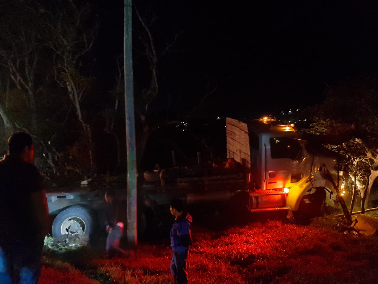 Al parecer, este camión perdió el control y causó el accidente. (Foto: Eduardo Sam)