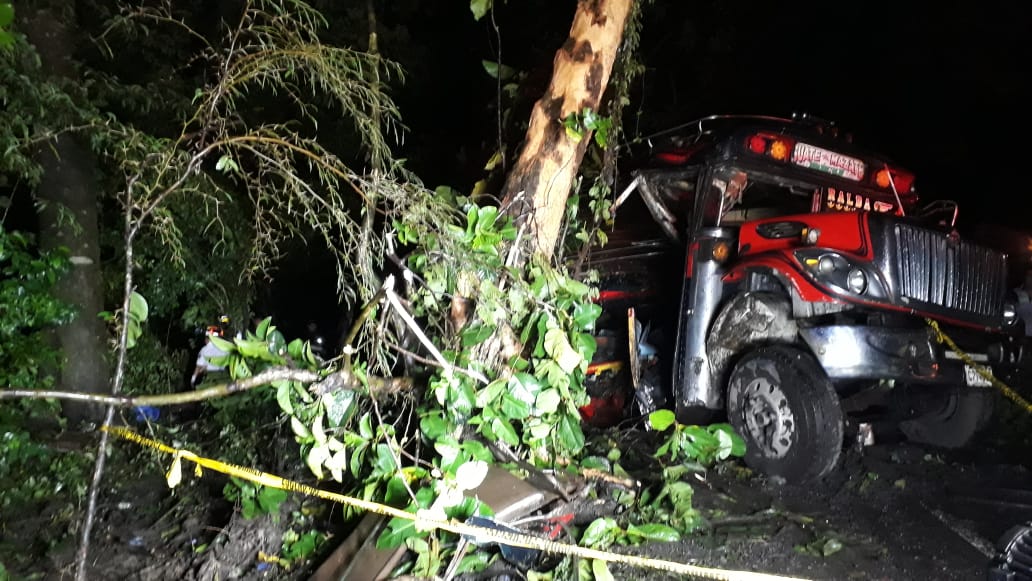 La camioneta se salió del camino a una zona boscosa. (Foto Prensa Libre: Bomberos Voluntarios)