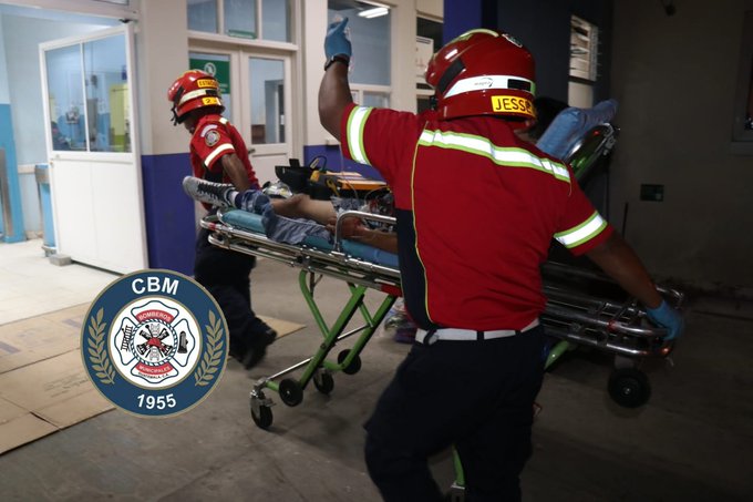 Un hombre herido en el bulevar Los Próceres es ingresado al Hospital Roosevelt. (Foto Bomberos Municipales)